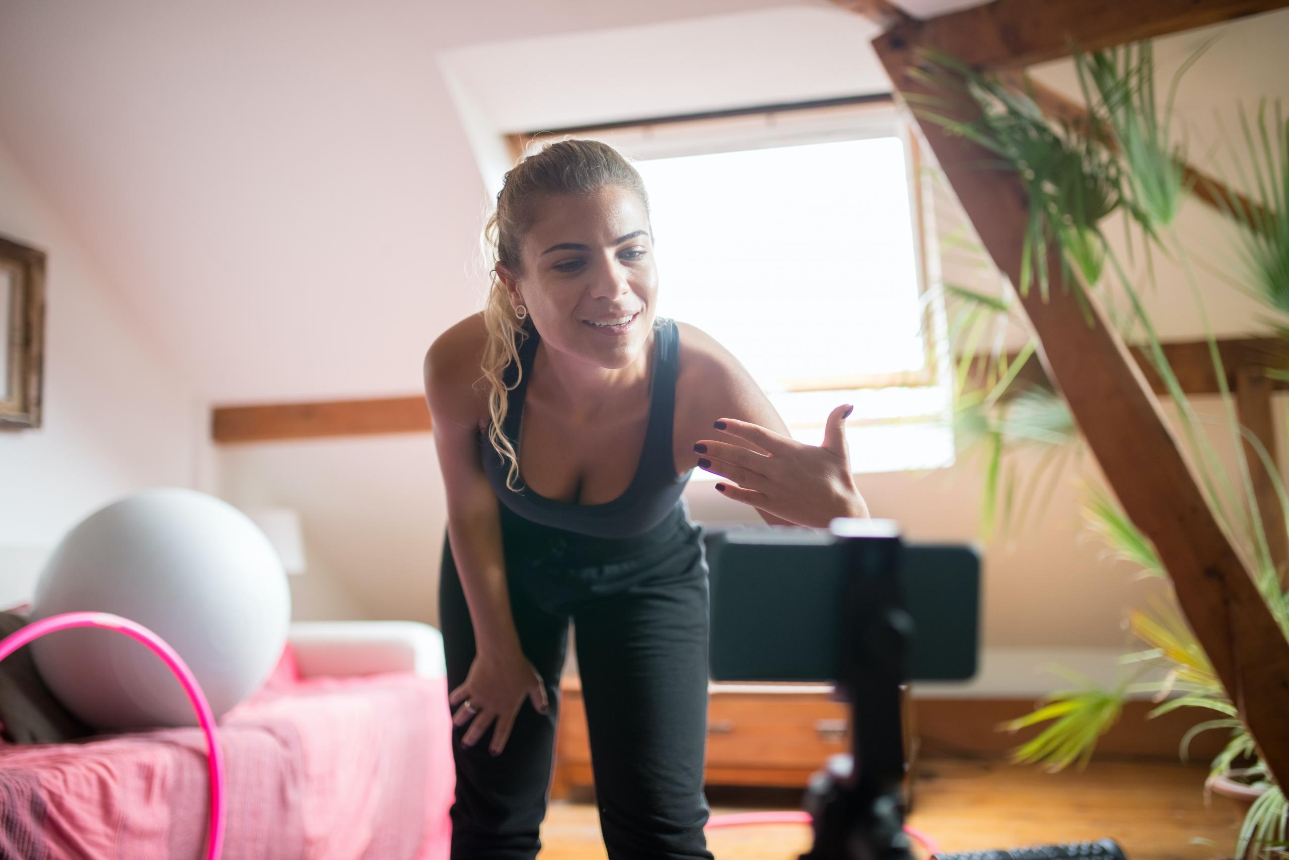 Personal trainer geeft online les