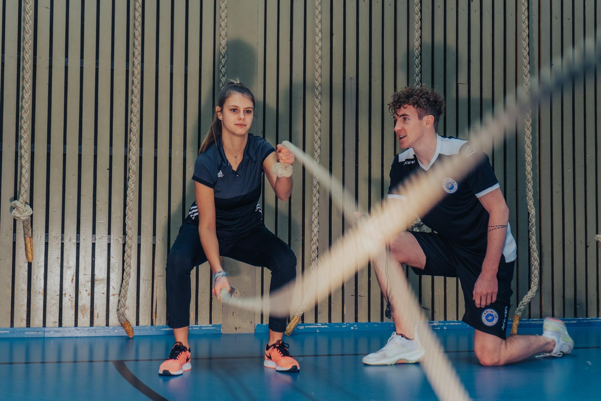 Personal trainer moedigt vrouw aan