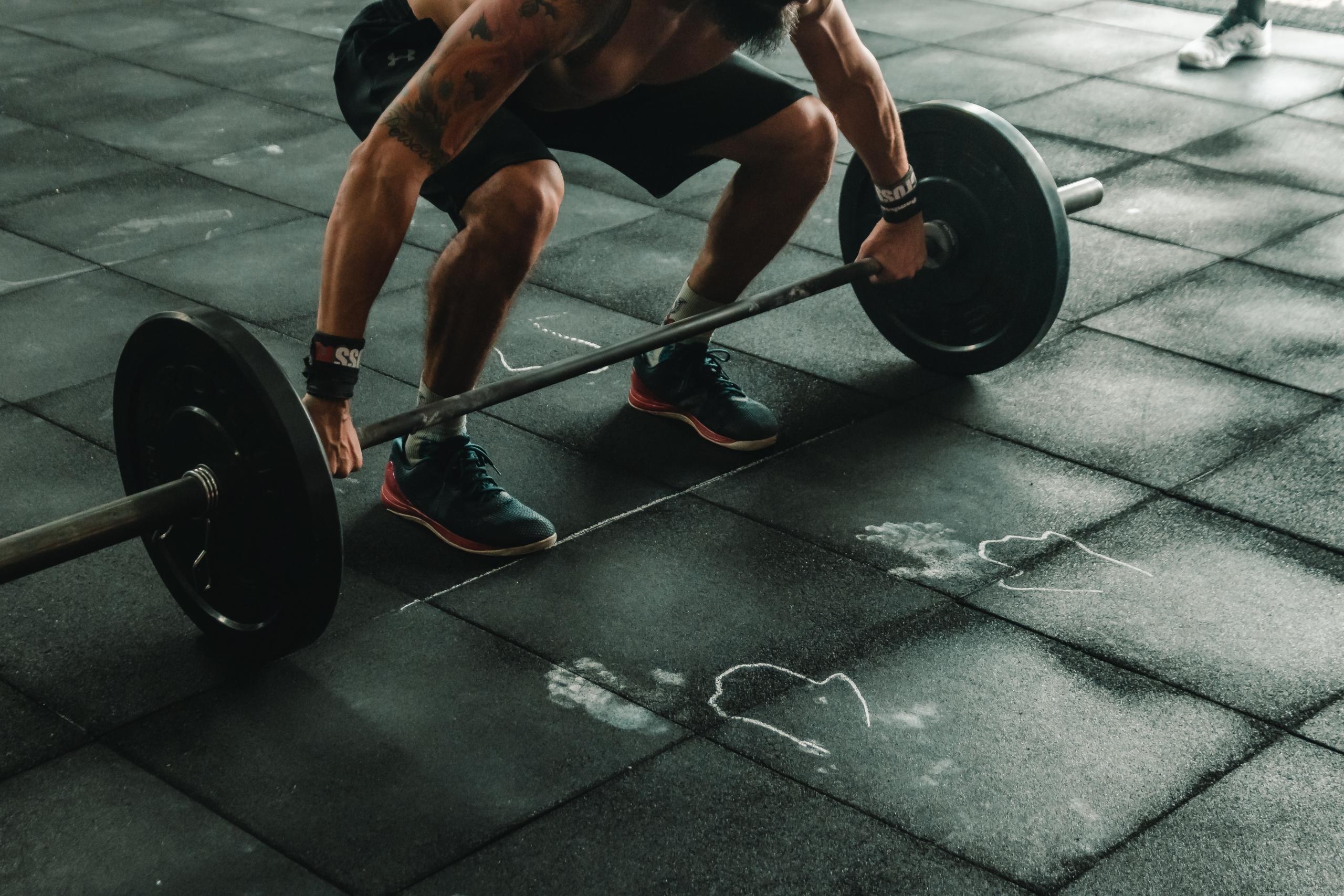 Personal trainer doet oefening