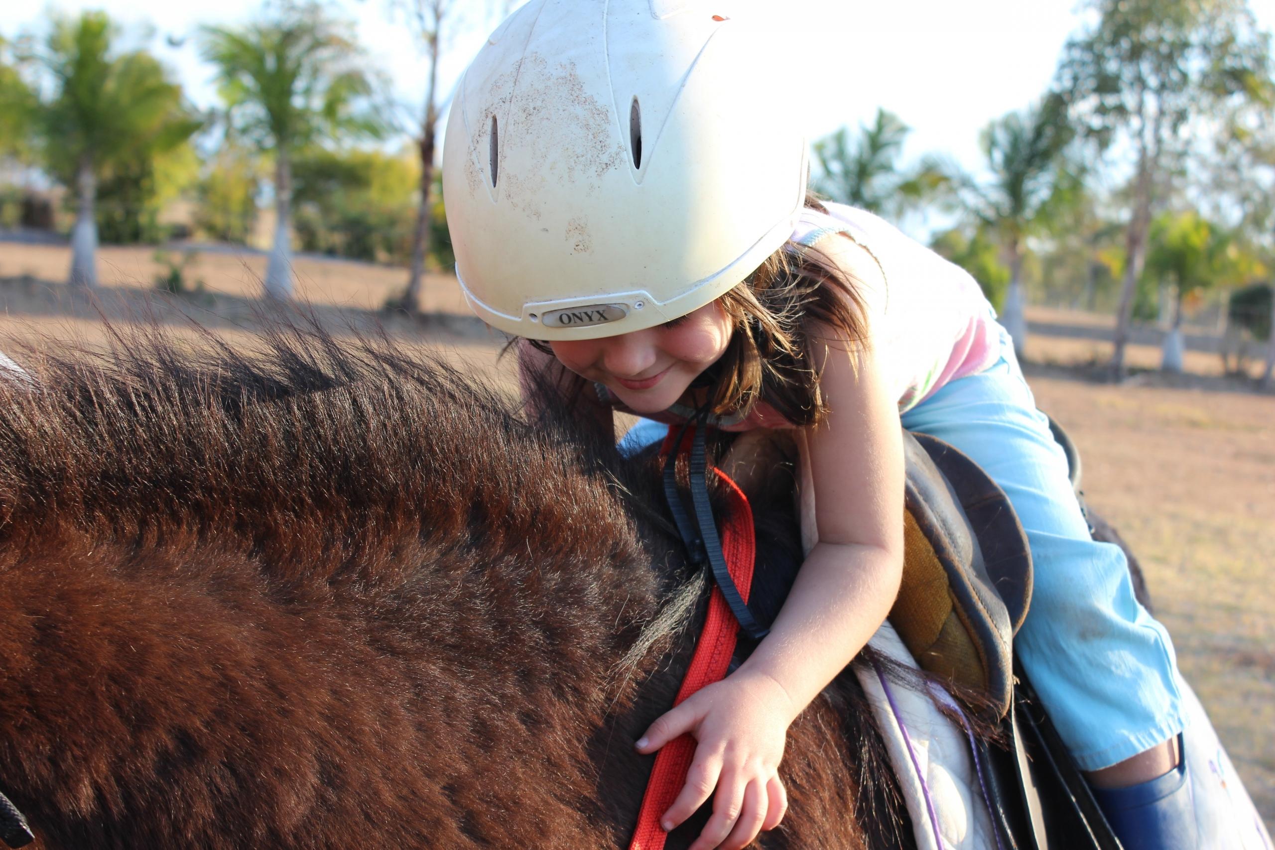 Kind zit op paard