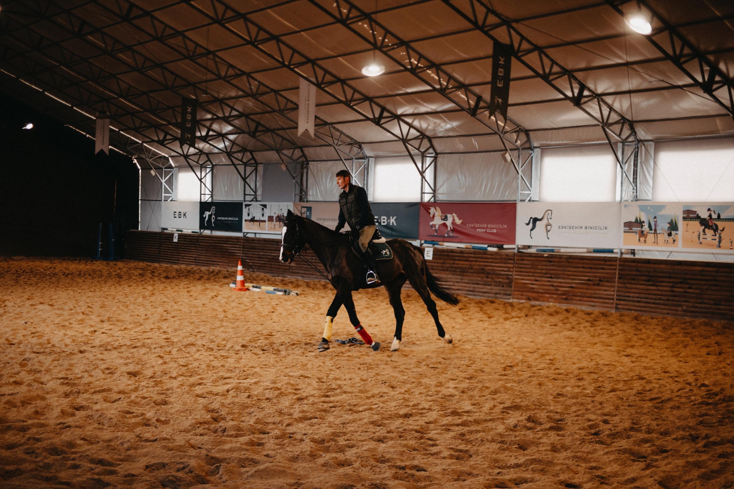 Paardrijlessen binnen manege