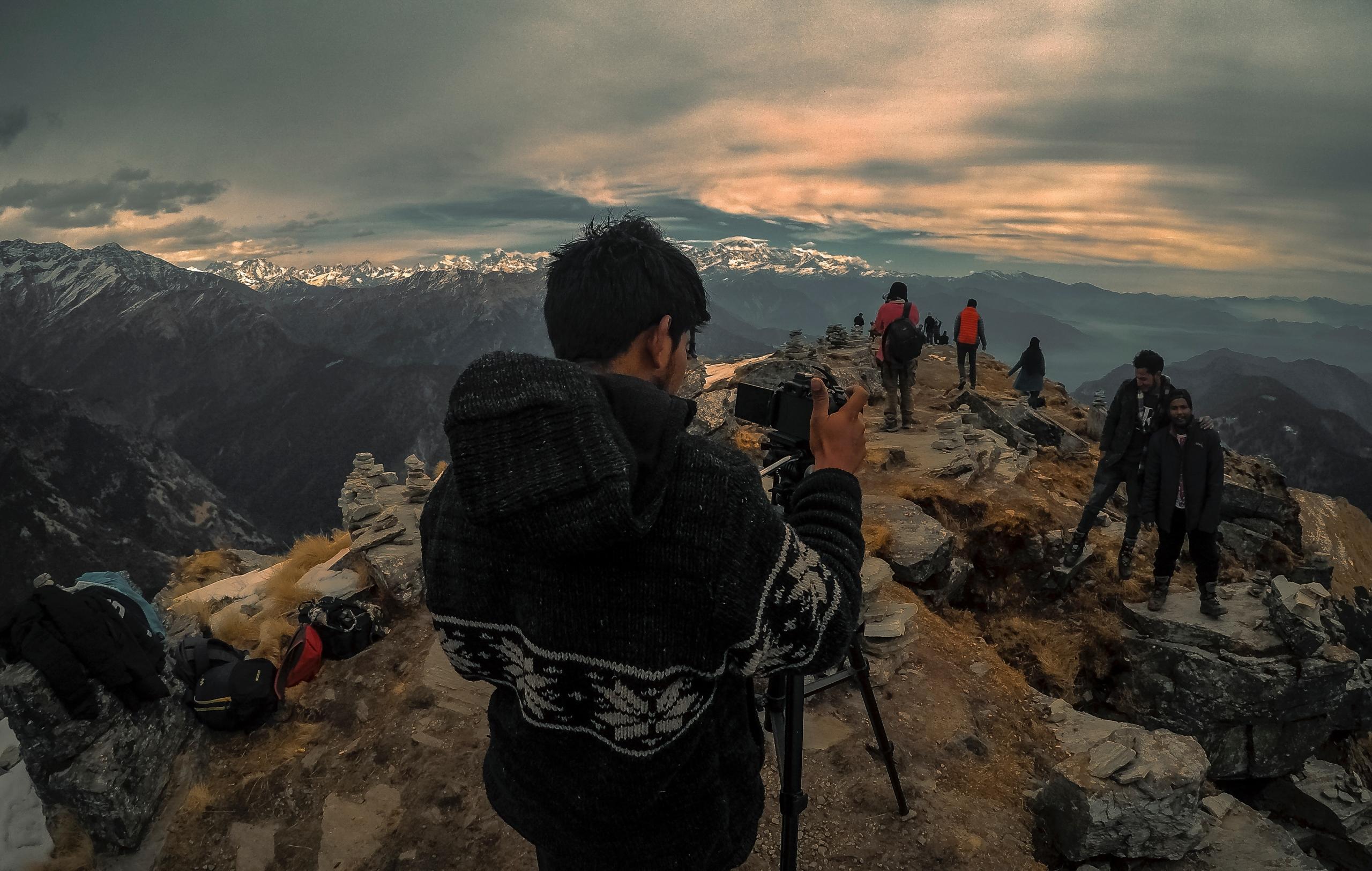 Fotograaf boven op bergtop