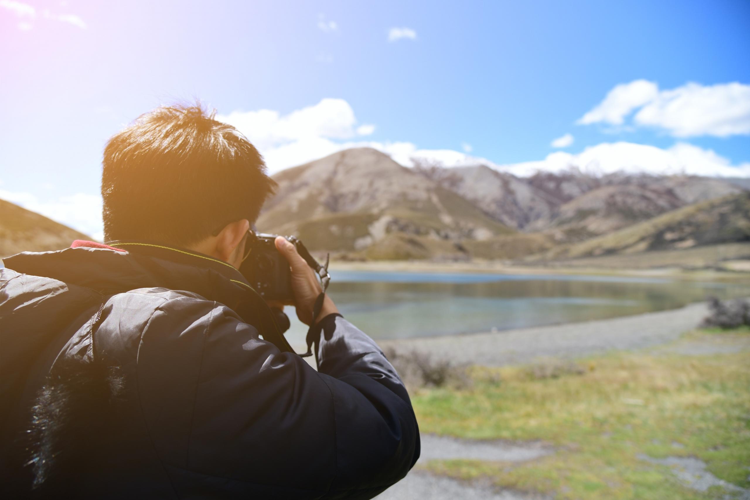 Man maakt landschap foto
