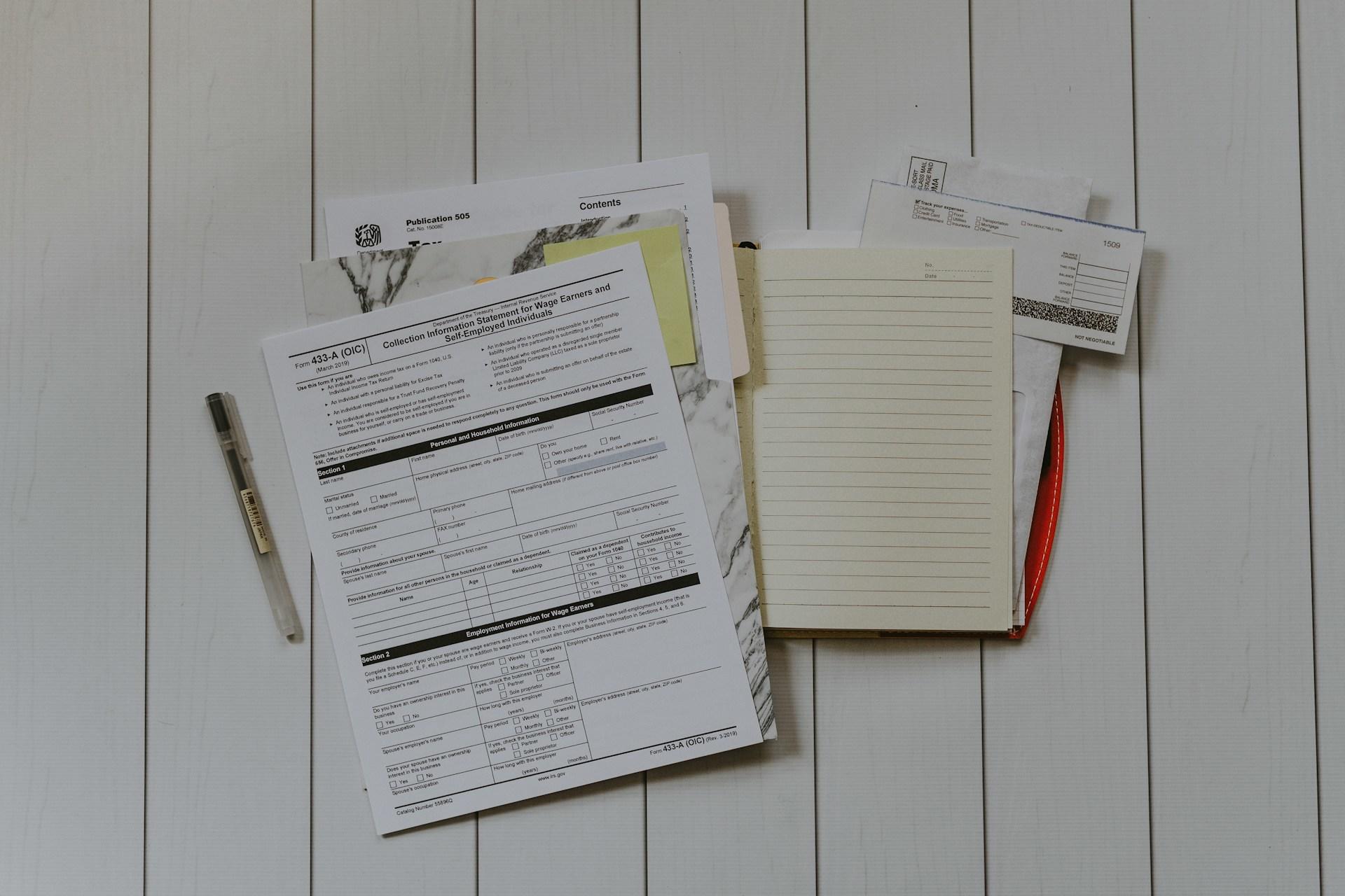Boekhouder voorziet folder met BTW aangifte formulier