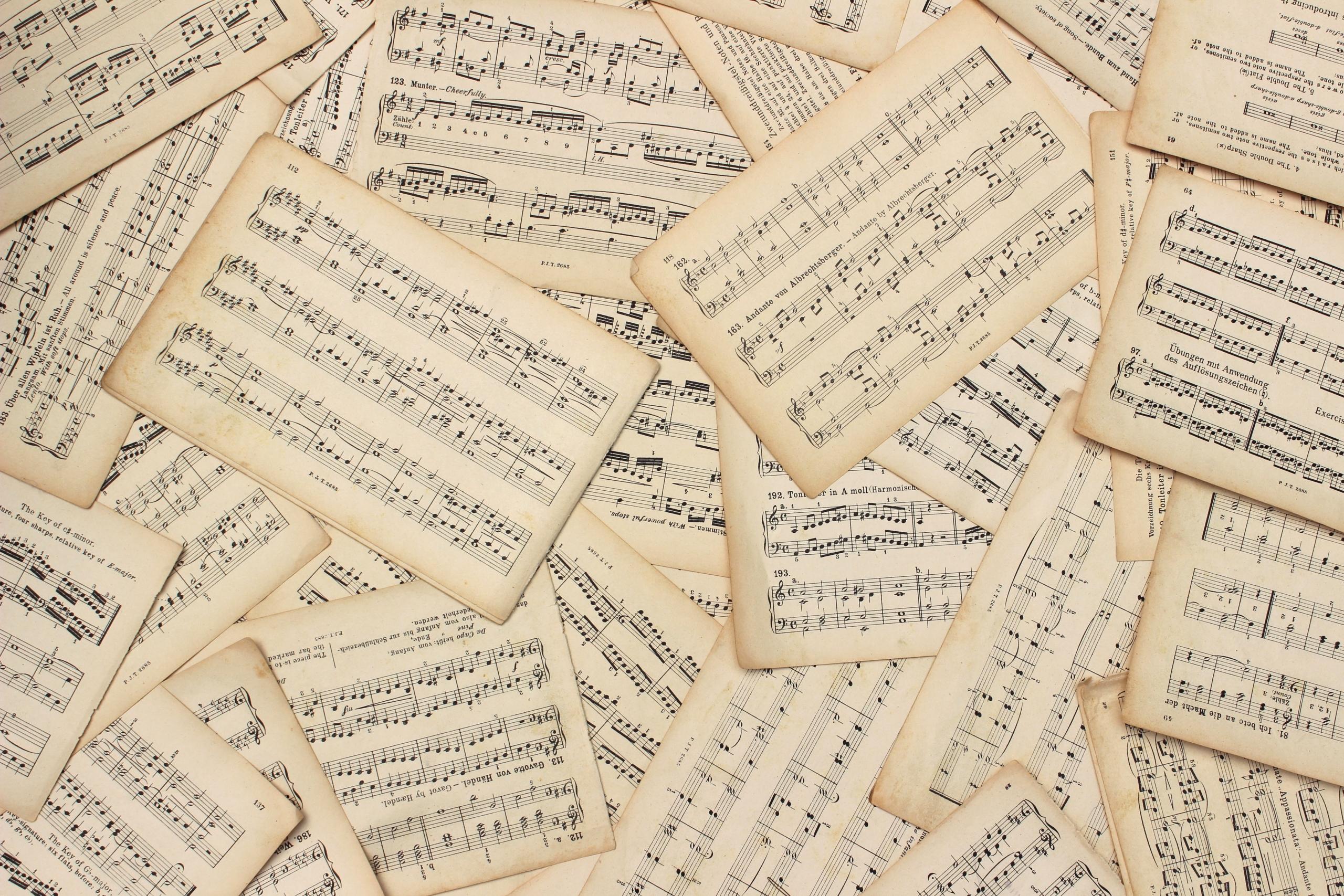 Muziek partituren over elkaar