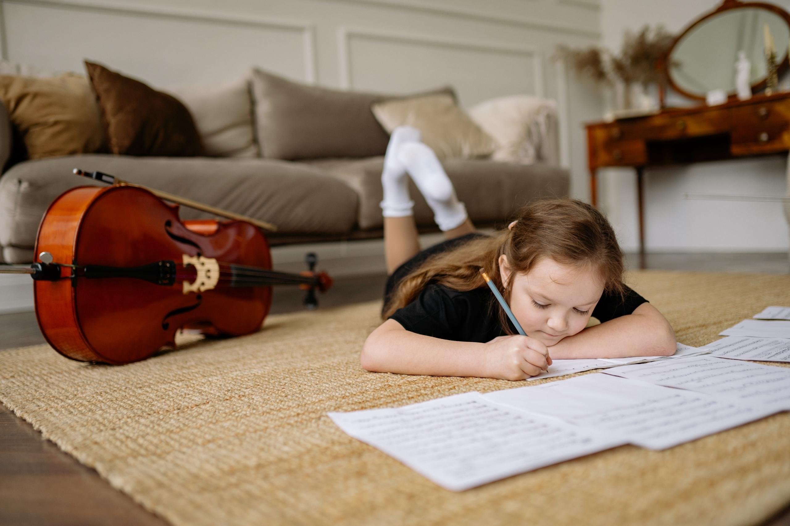 Meisje oefent muziek theorie