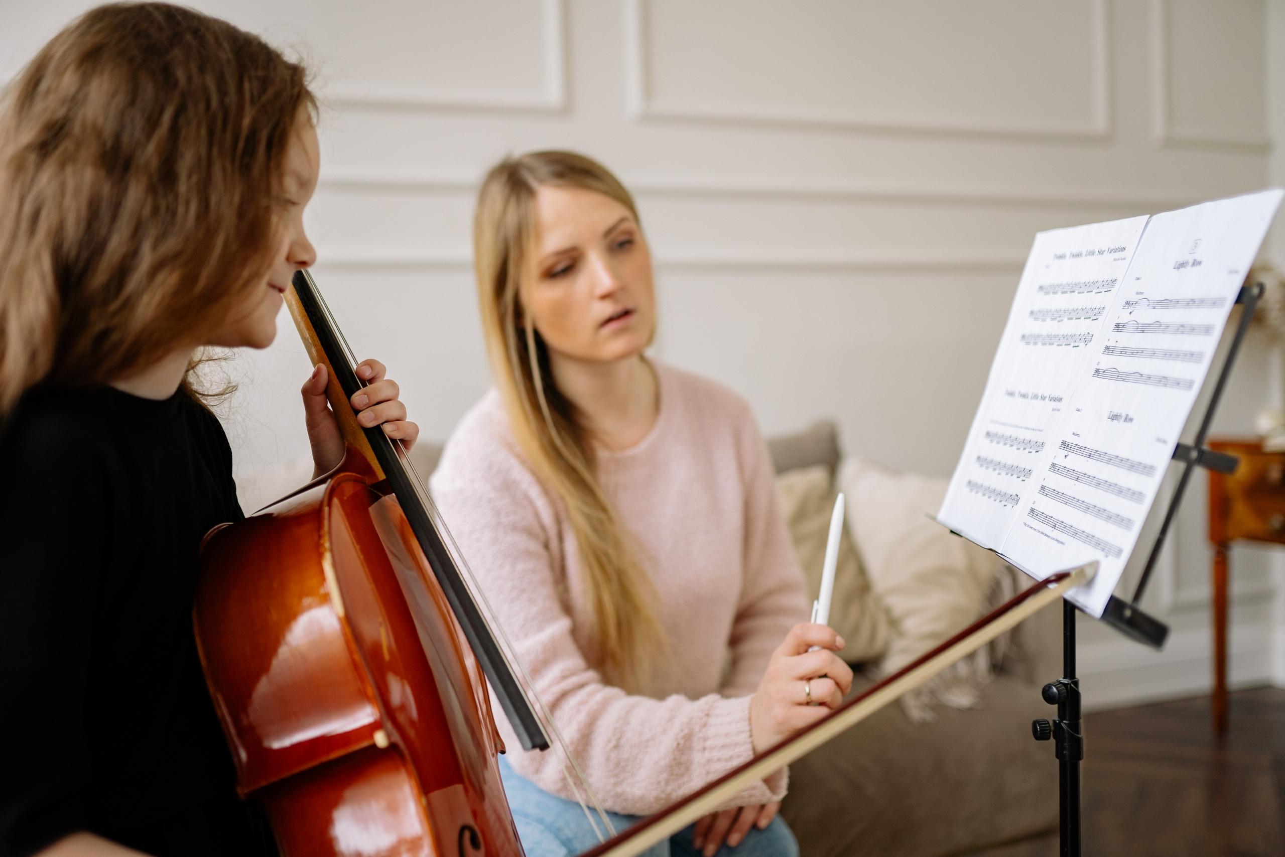 Vrouw geeft cello lessen