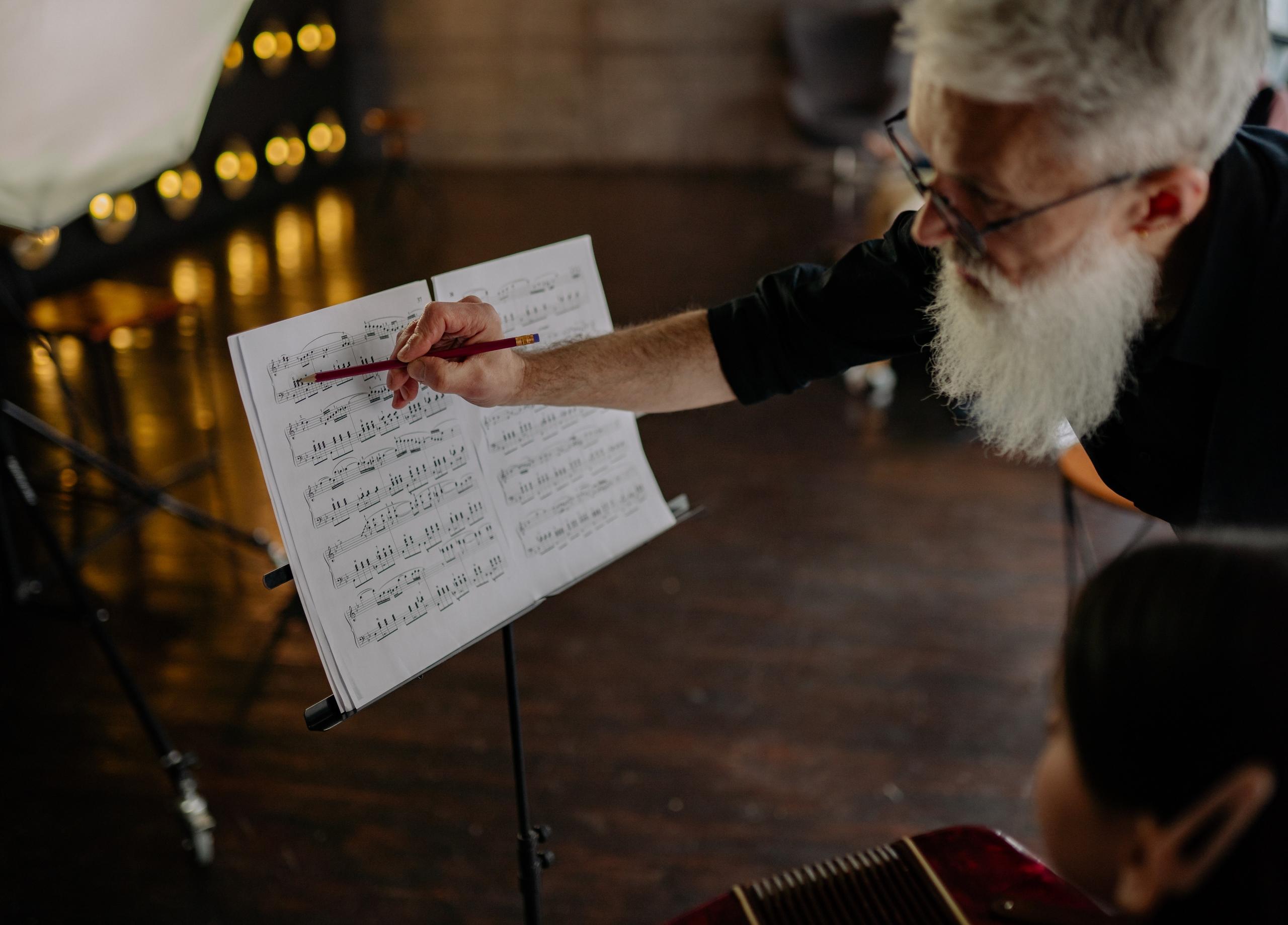 Man geeft notenleer les