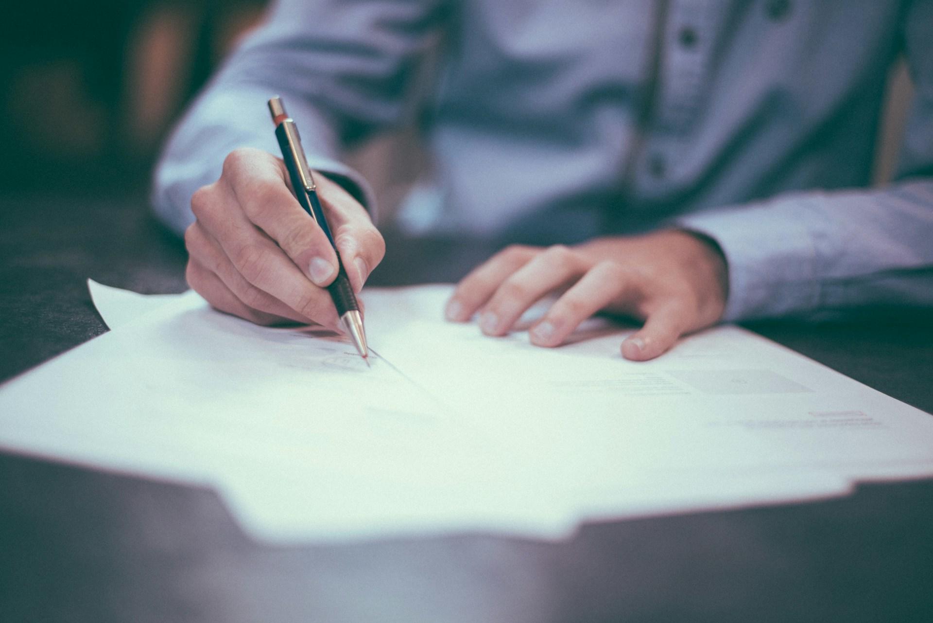 Accountant gaat over documenten heen.