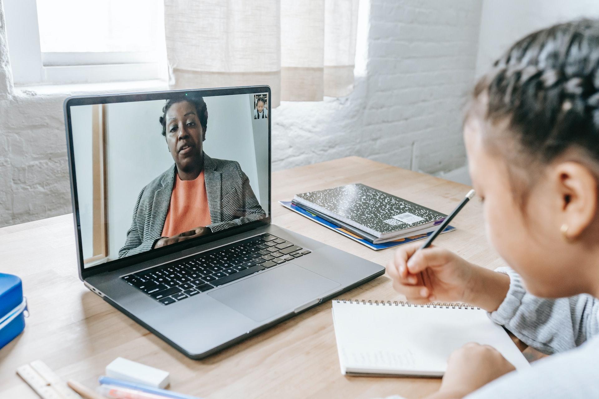 Meisje volgt online bijles