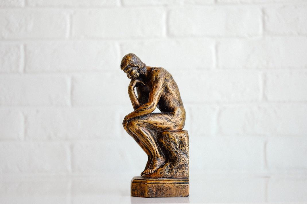 de denker-rodin-beeld