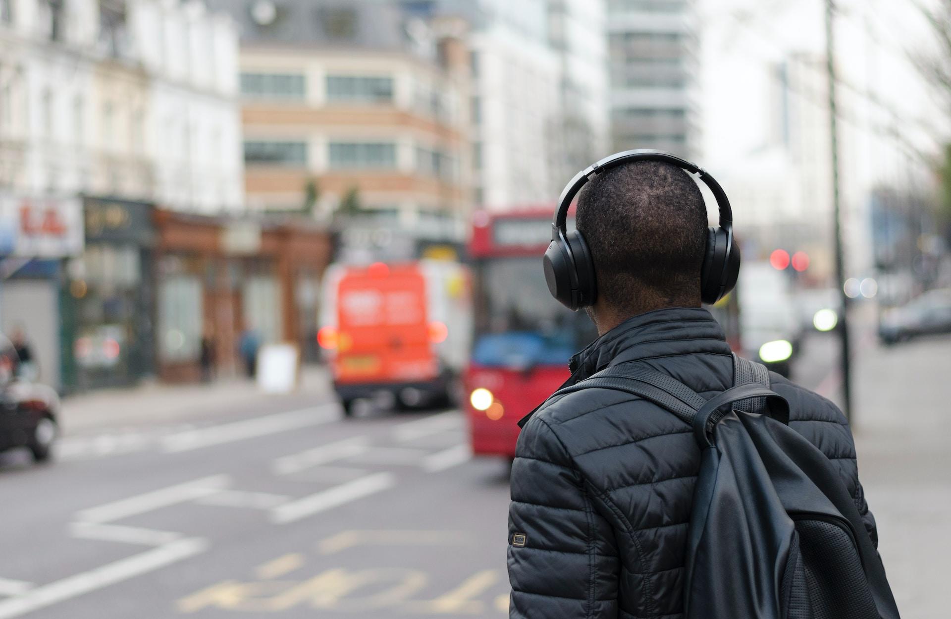 Man luistert naar muziek op straat