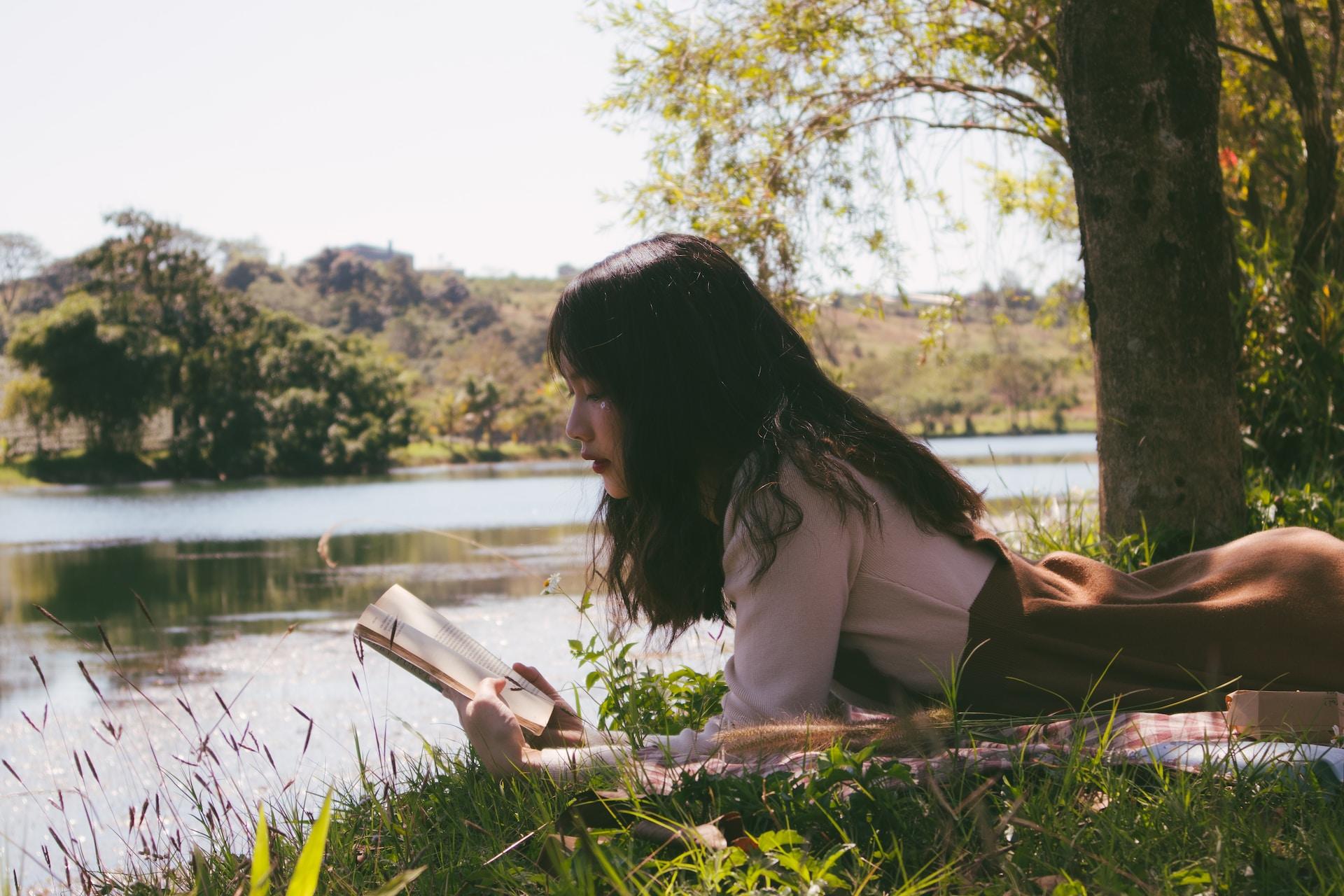 Vrouw leest boek in natuur