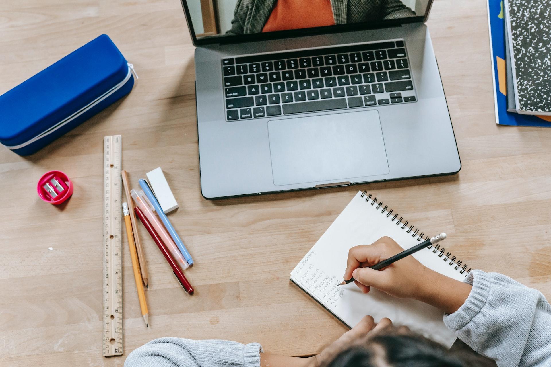 Meisje volgt bijles online