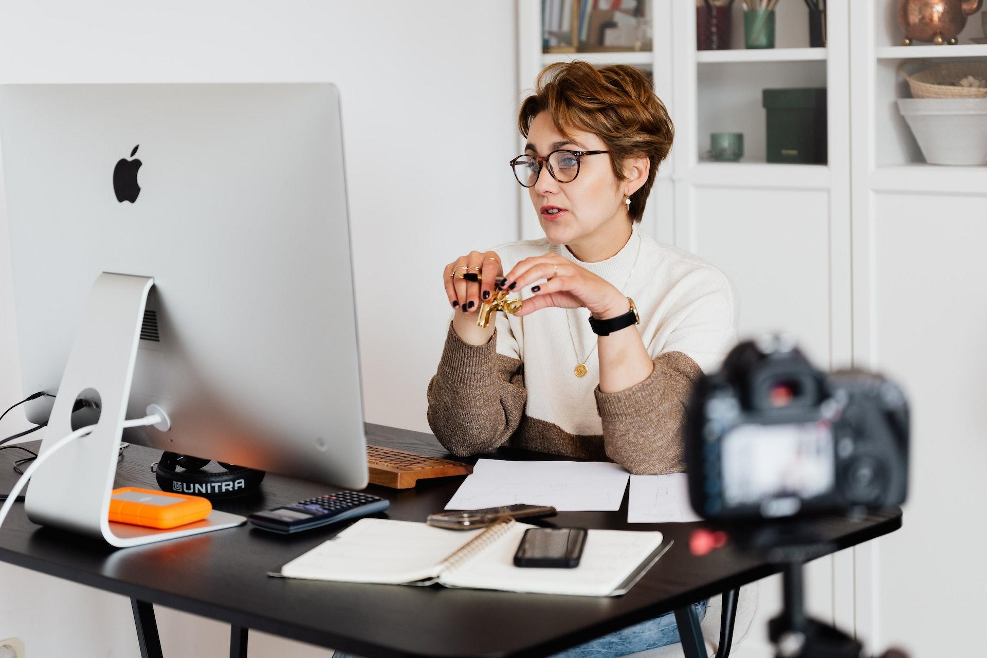 Vrouw geeft online bijles