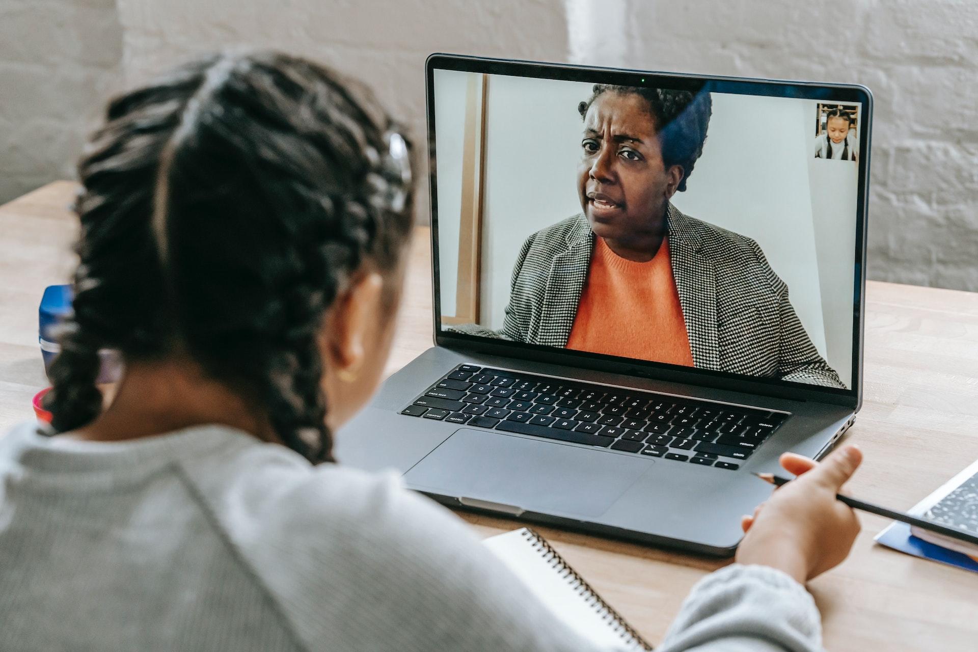 Meisje volgt online bijles