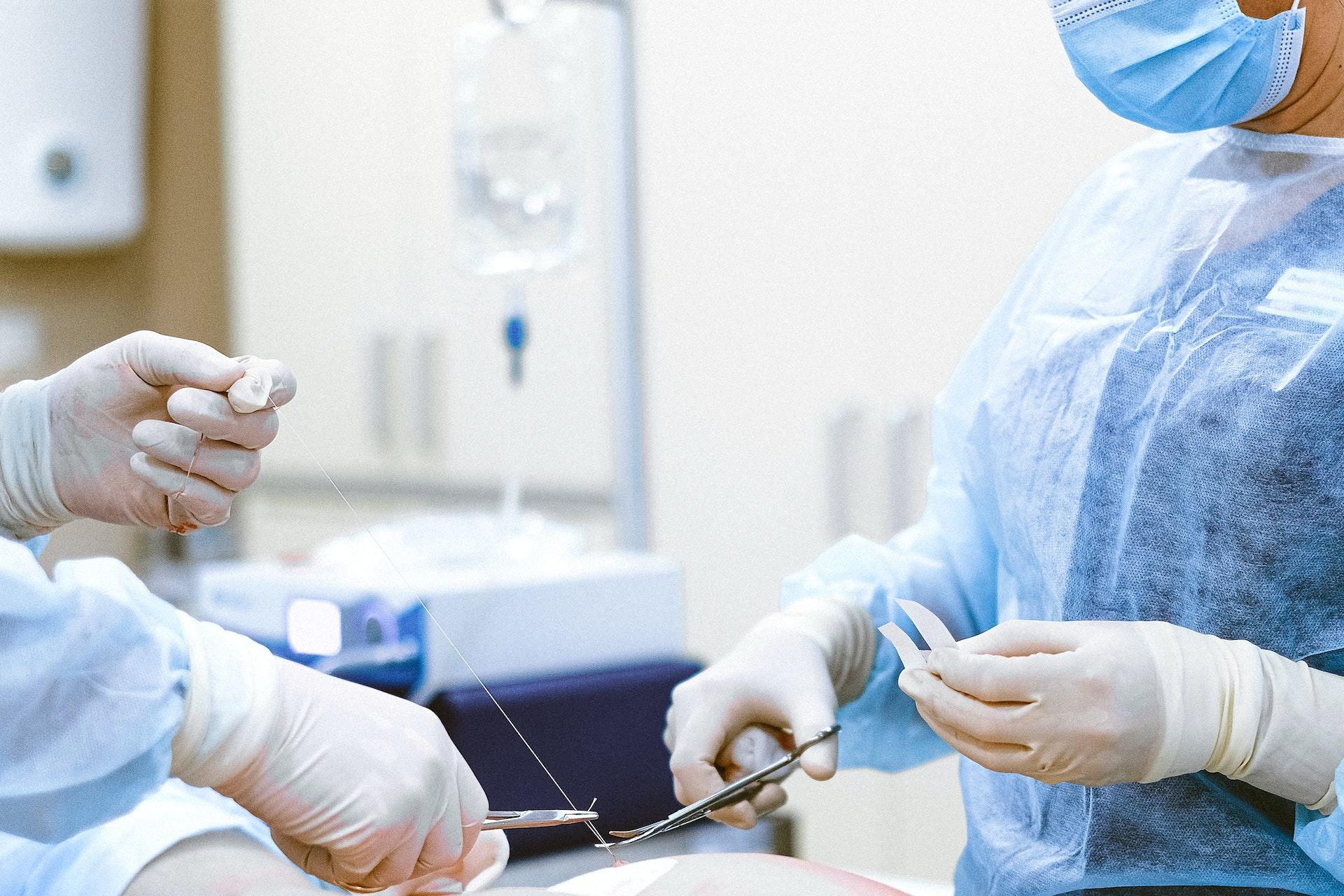 Student geneeskunde helpt dokter
