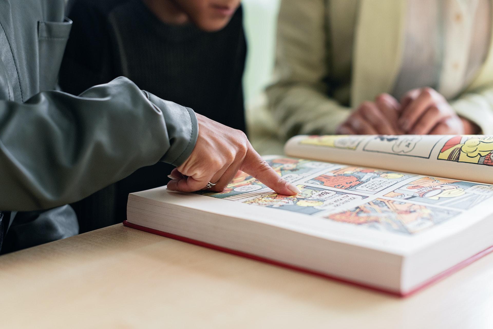 Jongen leest strip verhaal
