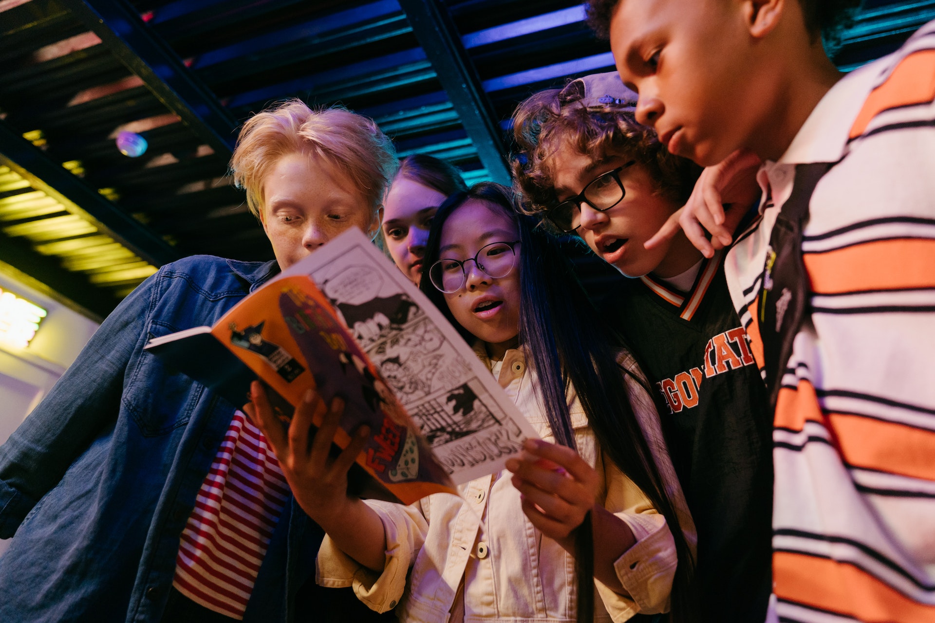Kinderen lezen samen een strip