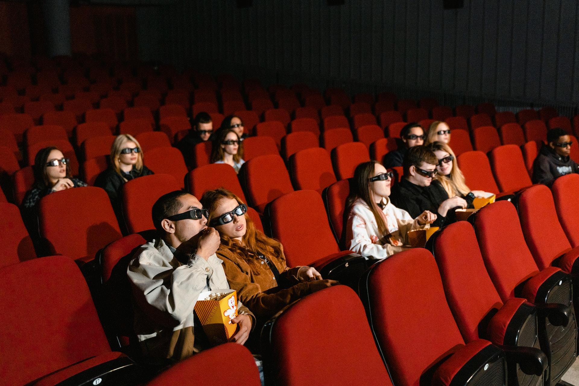 Mensen zitten in filmzaal