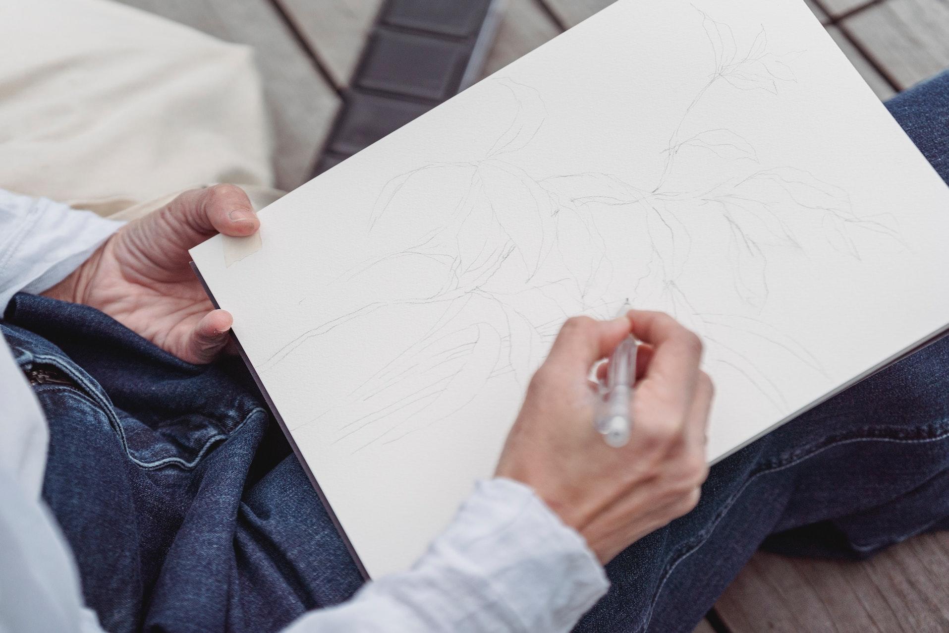 Persoon schetst landschap