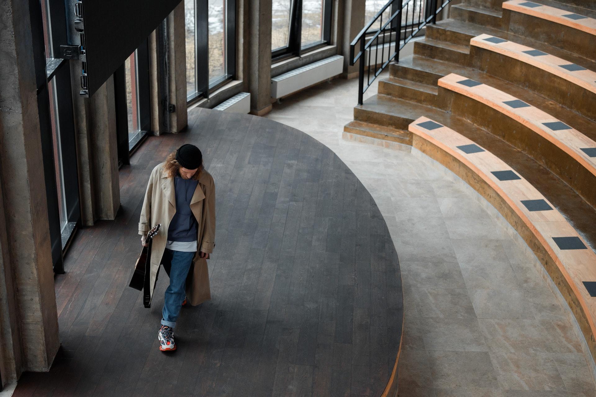 Student op podium in Aula 