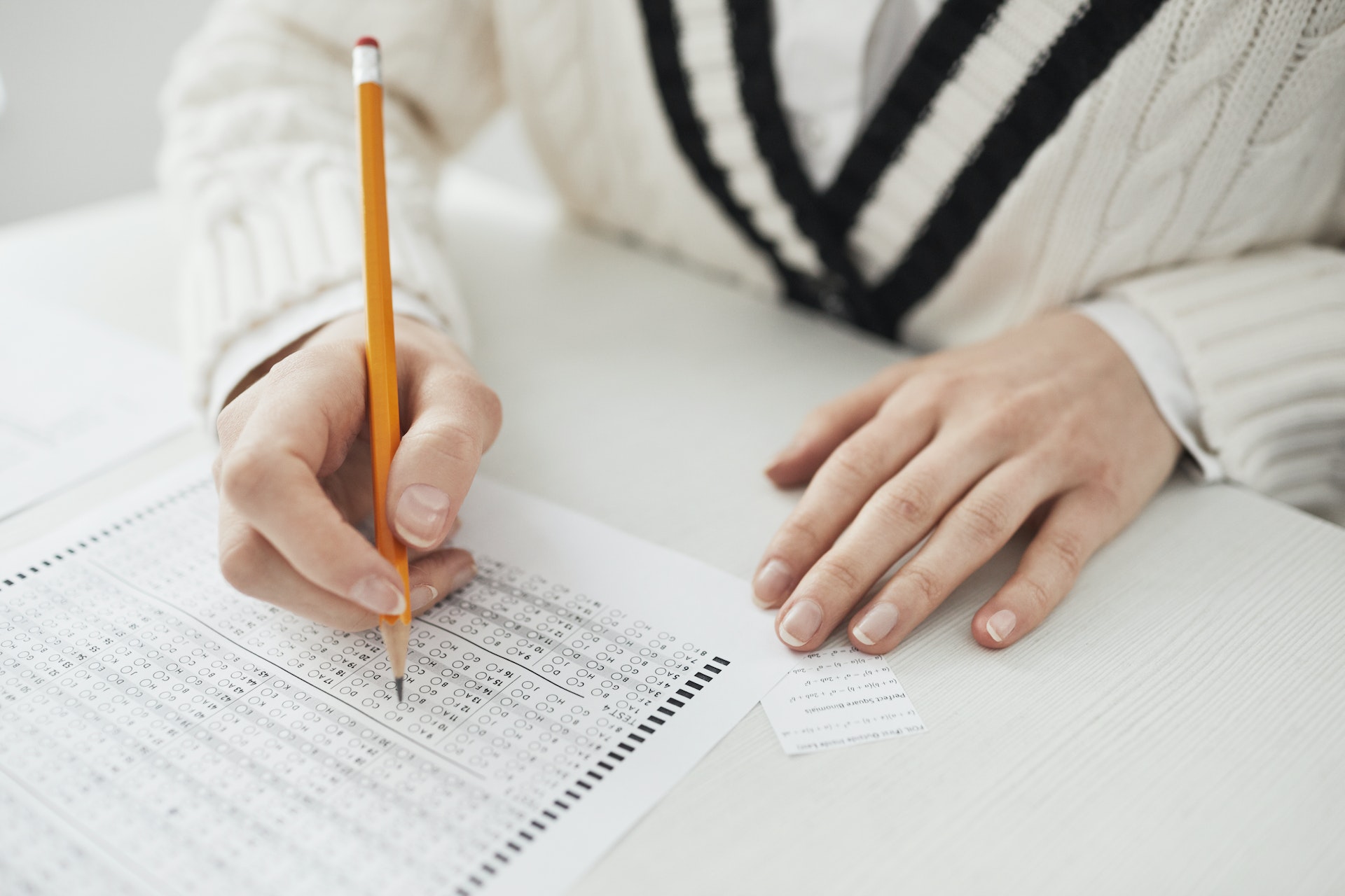 Persoon legt examen af