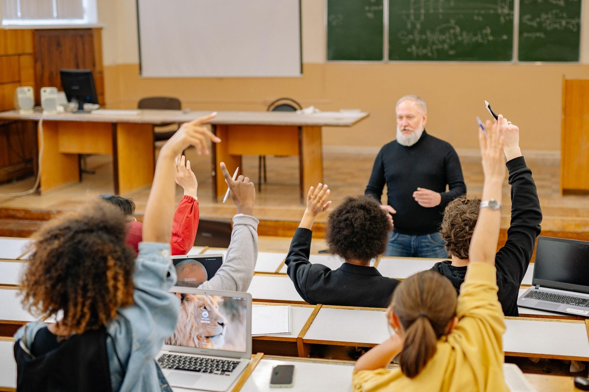 Studenten volgen les aan universiteit
