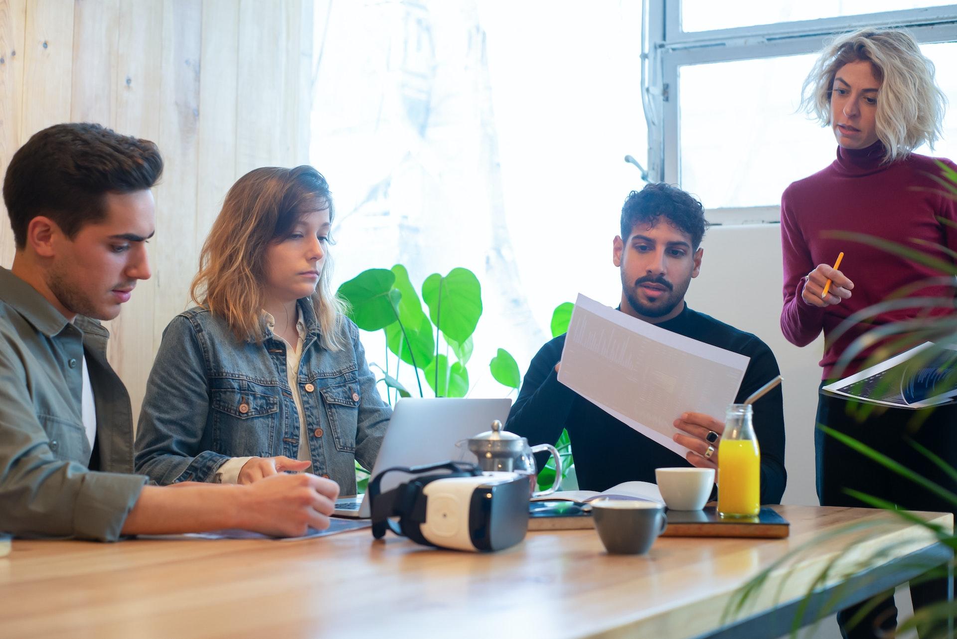 Studenten werken aan groepswerk