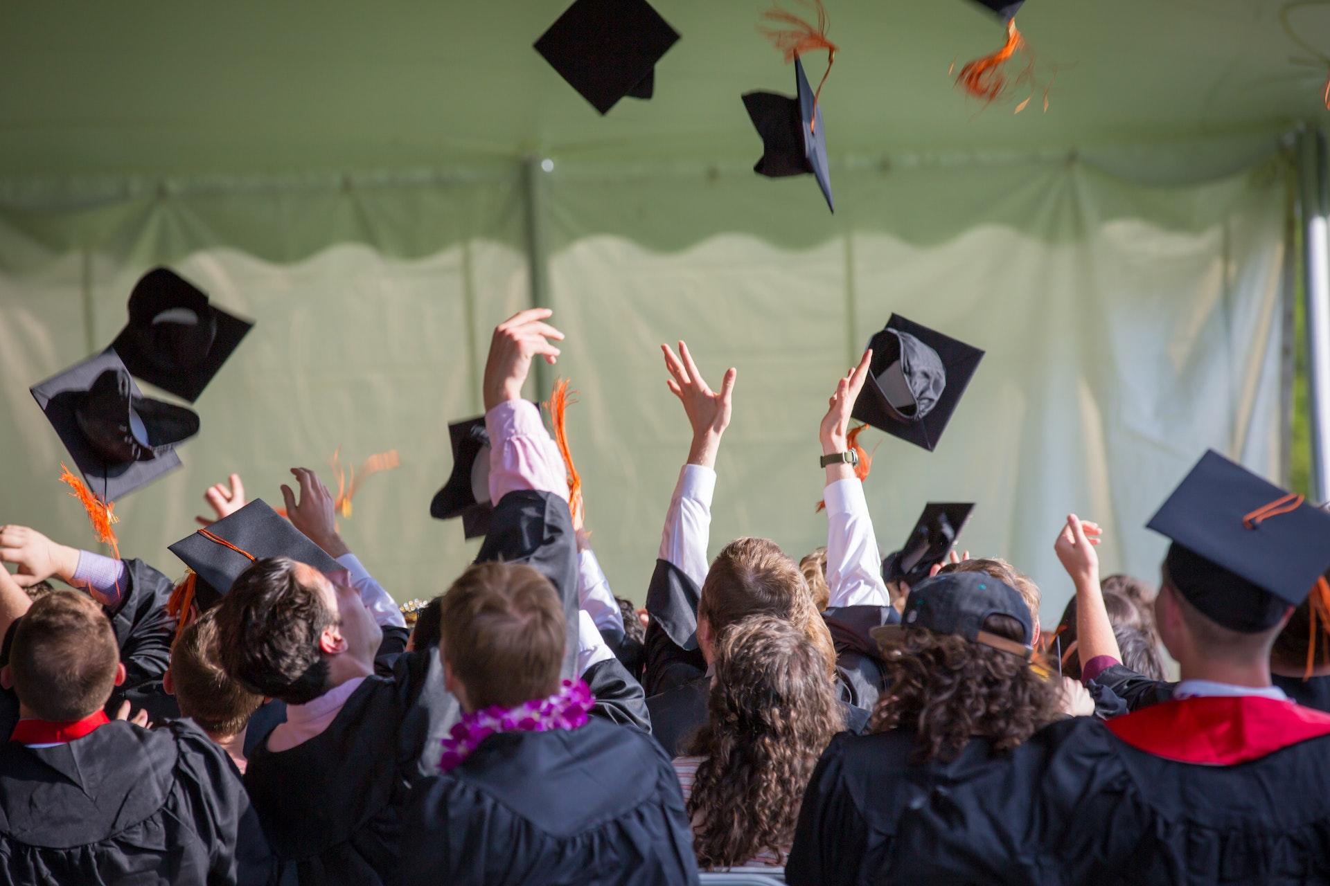 Studenten krijgen hun diploma