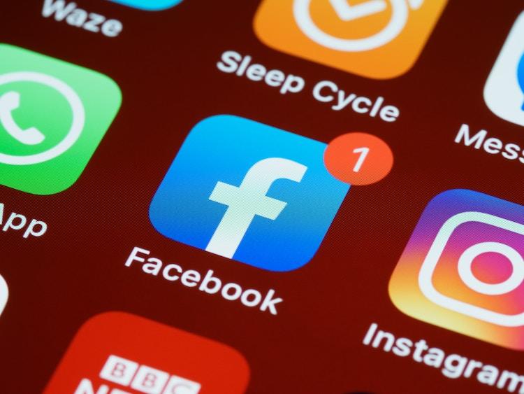 facebook applicatie op scherm van telefoon