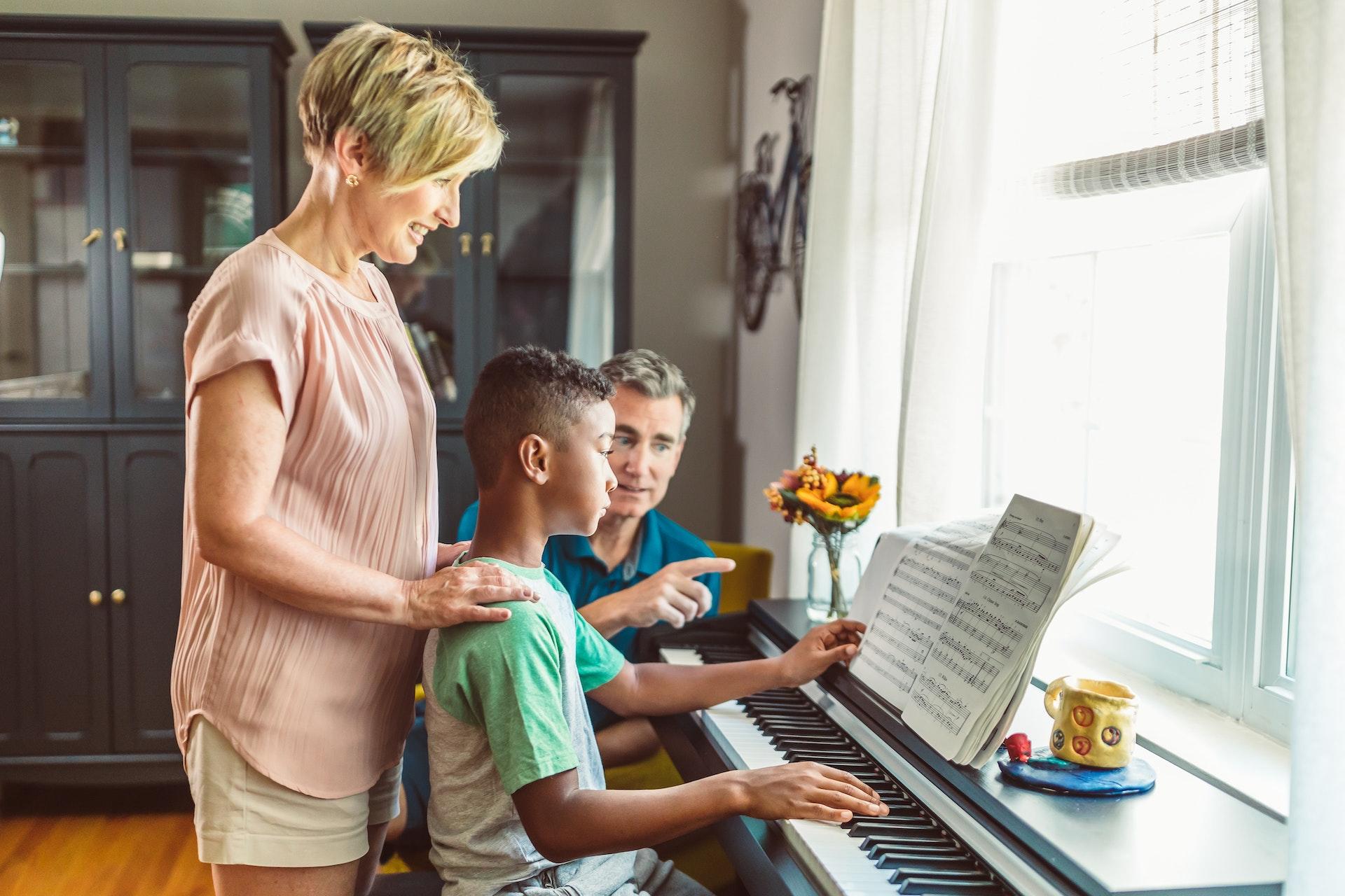 Jongen speelt piano