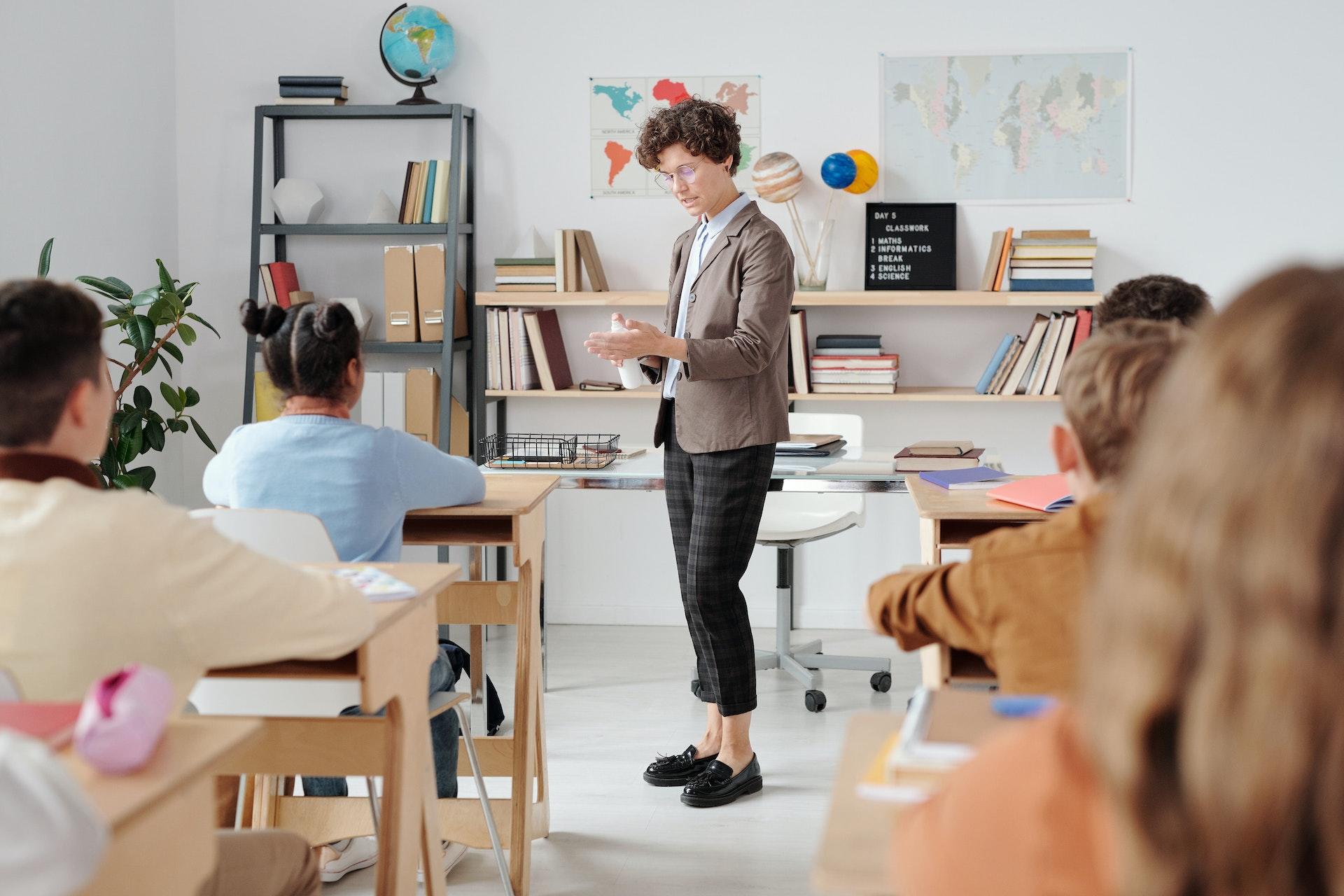Kinderen volgen franse les op school
