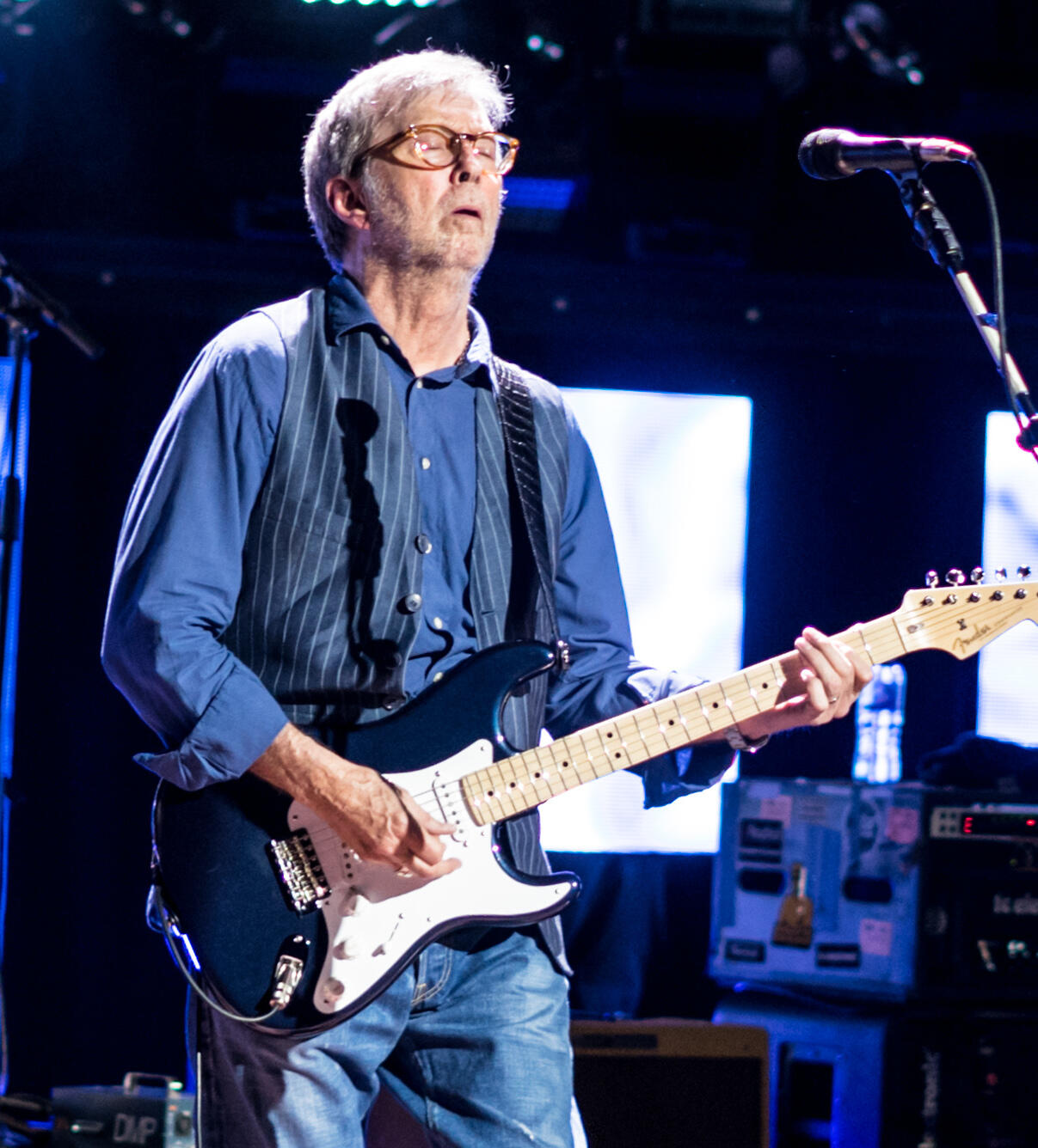 Eric Clapton speelt gitaar in de Royal Albert Hall in 2017 | Bron: Ralph PH, via Wikimedia Commons