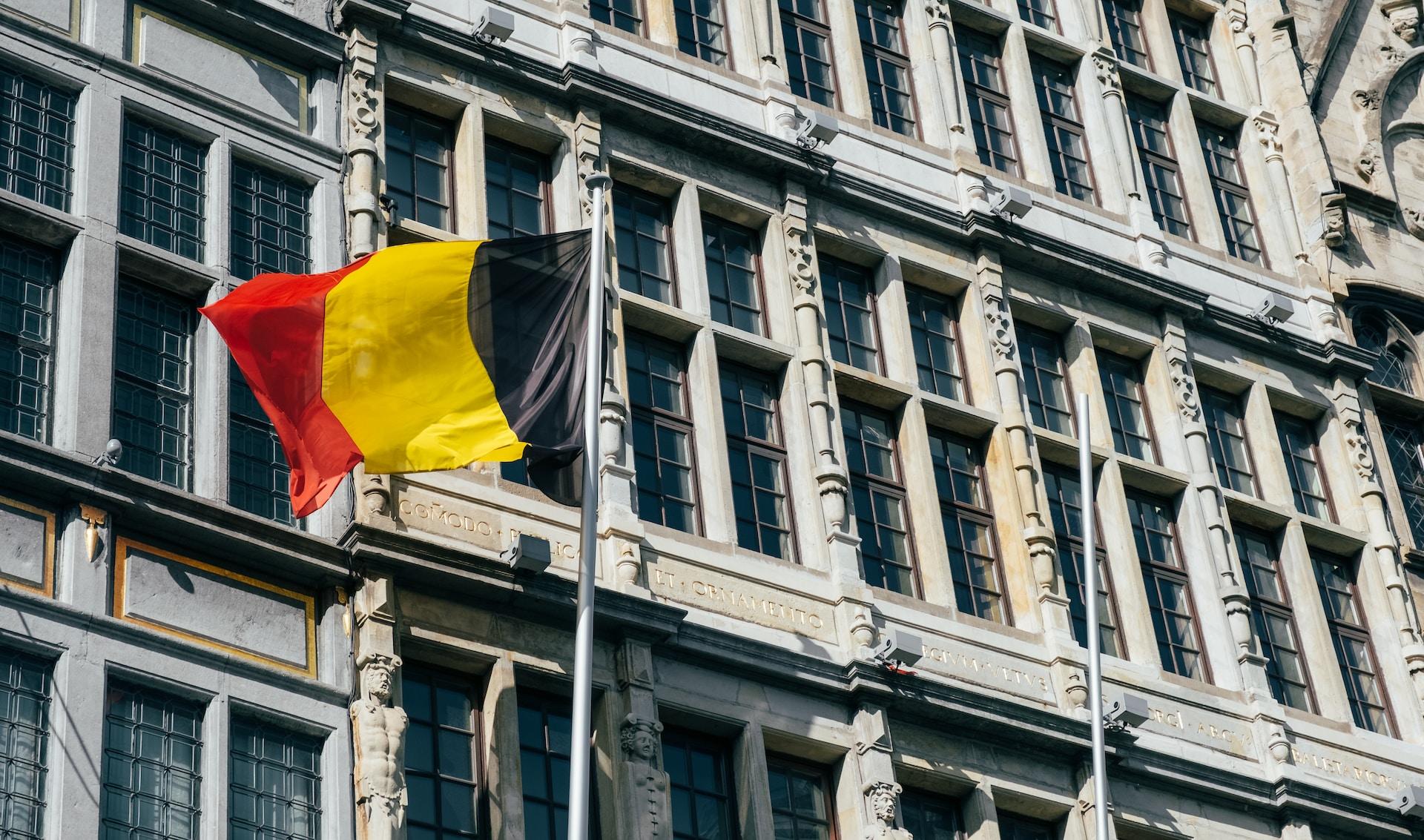 Belgische vlag voor een gebouw.