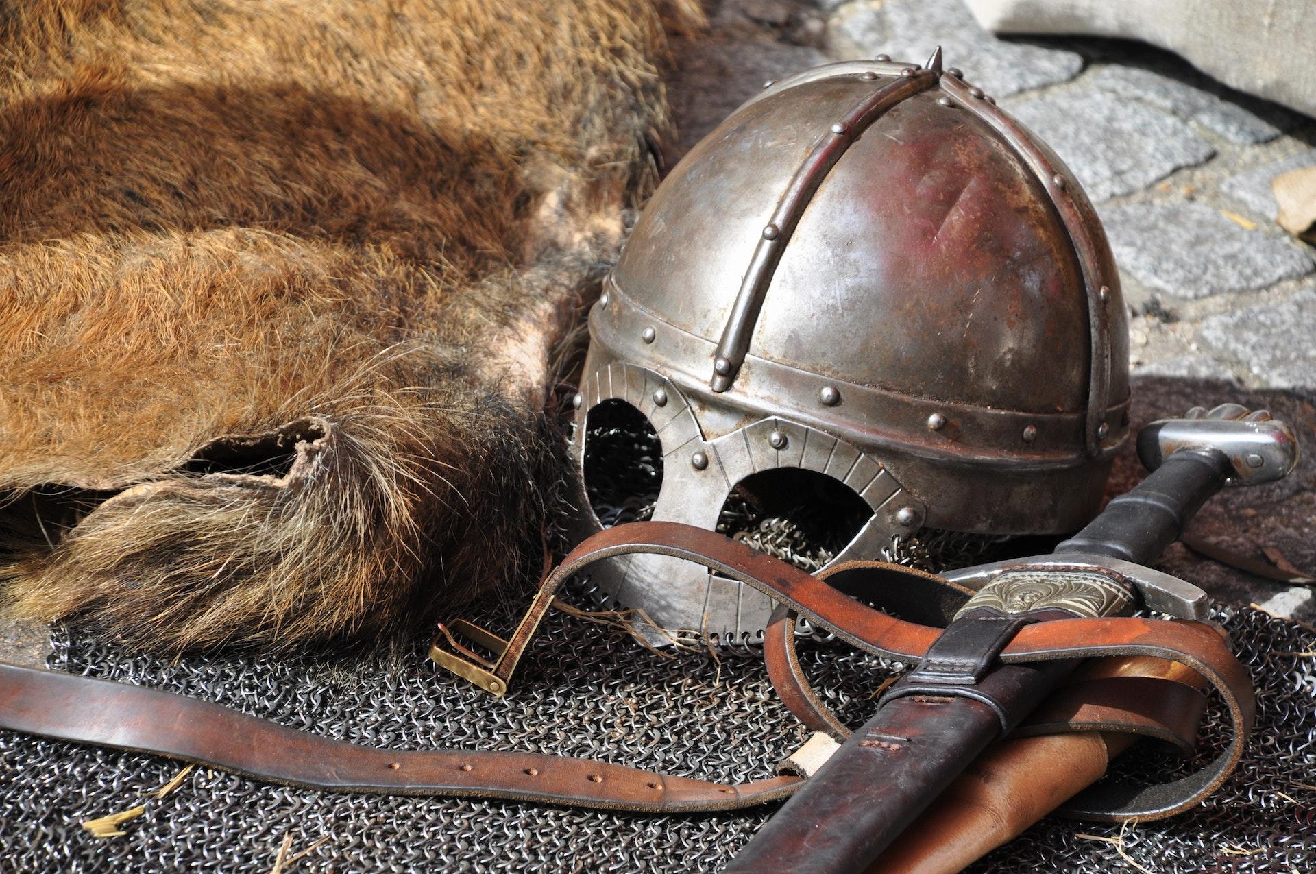 Oude wapens en helm
