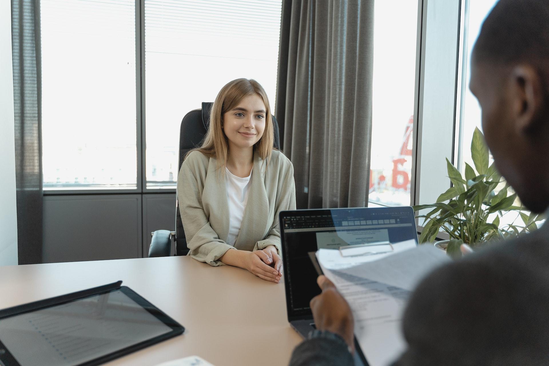 Persoon in sollicitatie gesprek
