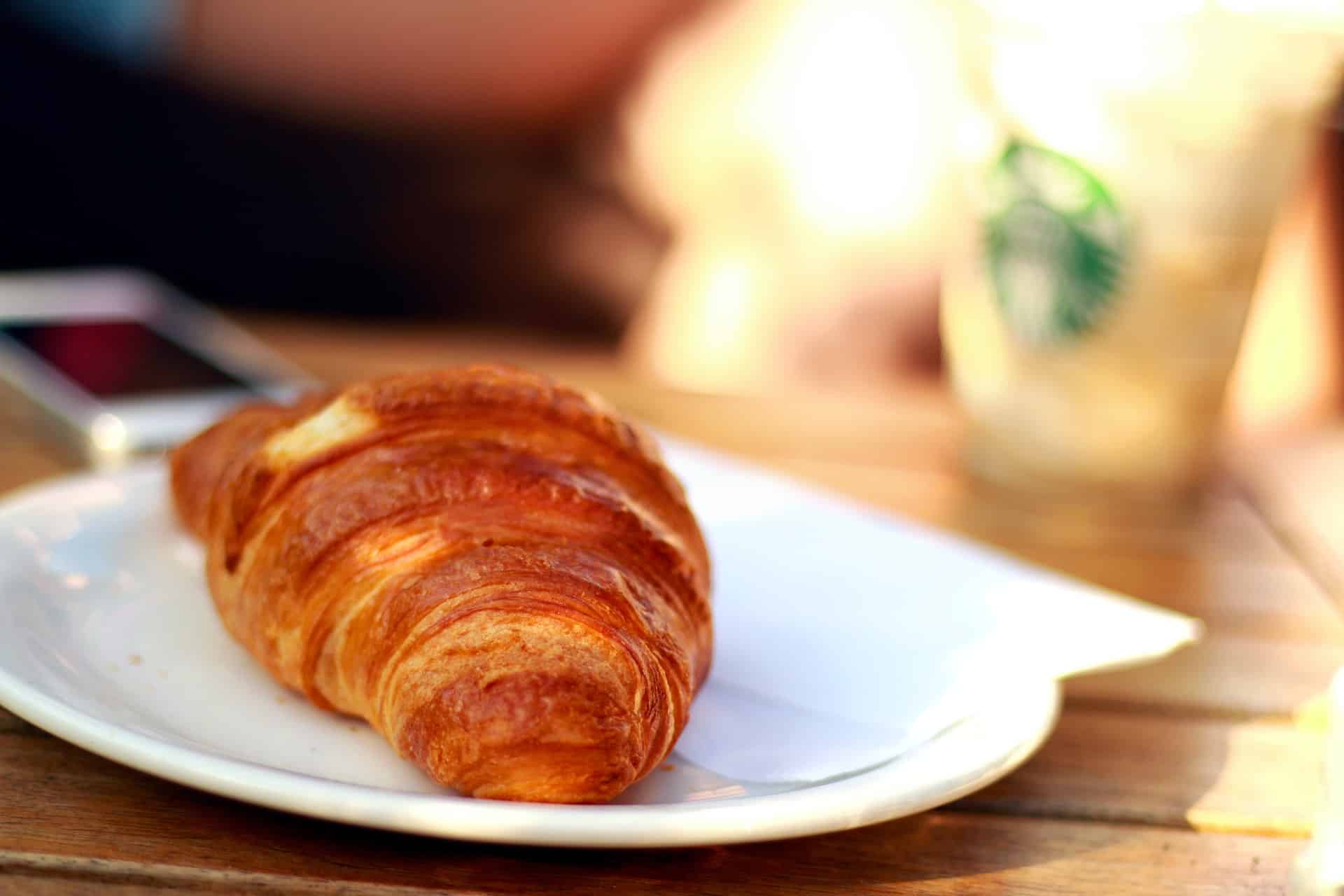 Croissant op een bord
