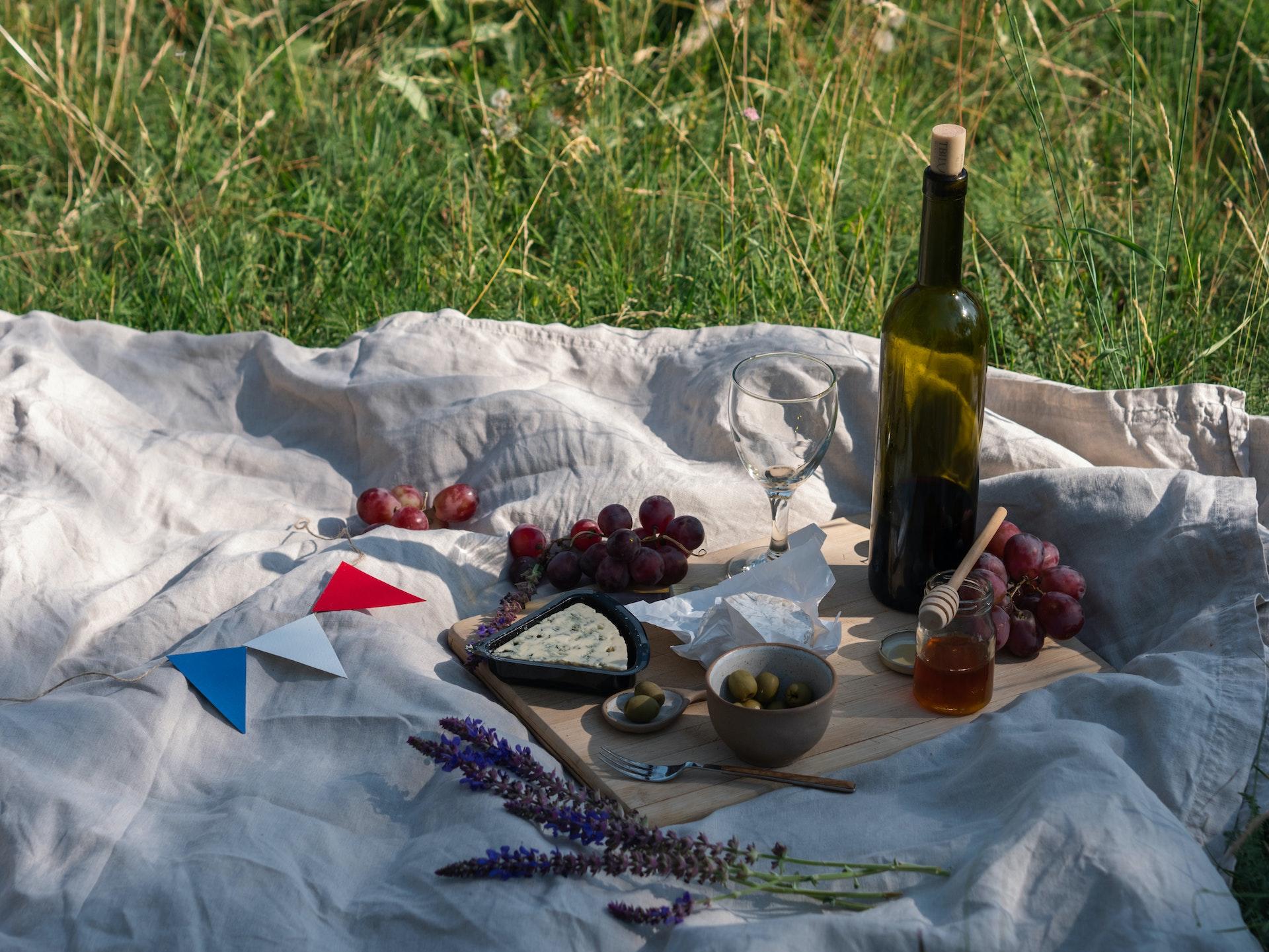 Franse hapjes op een picknick deken
