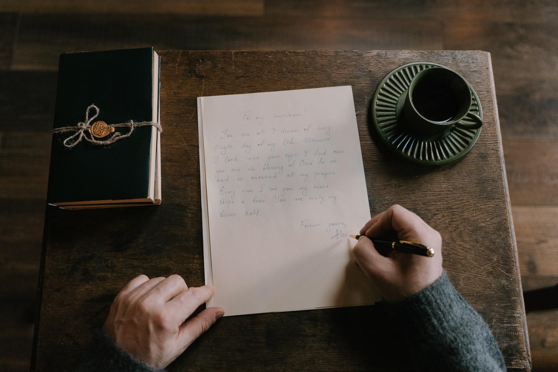 Man schrijft gedicht 