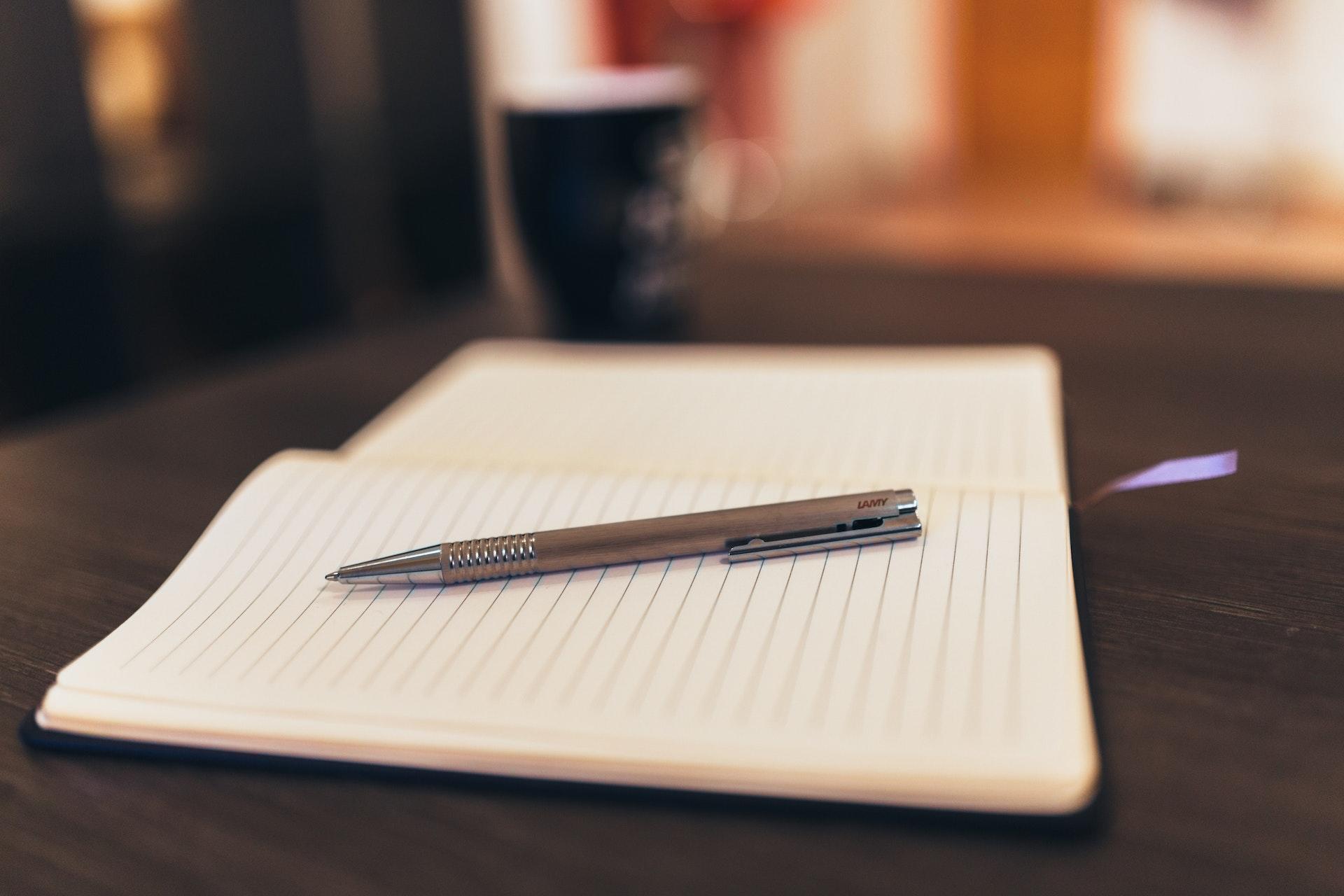 Pen en papier op tafel