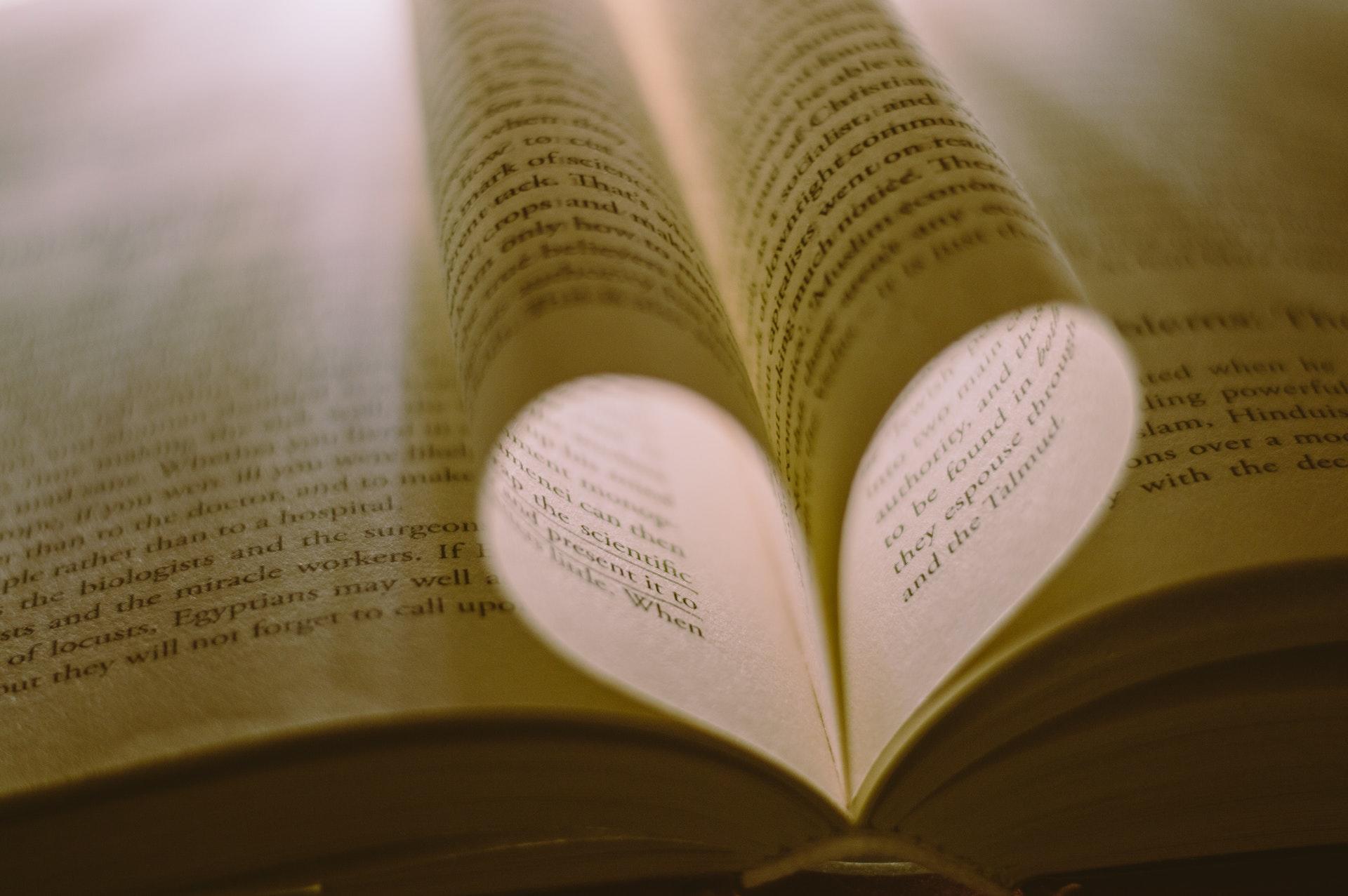 Boek in hart vorm