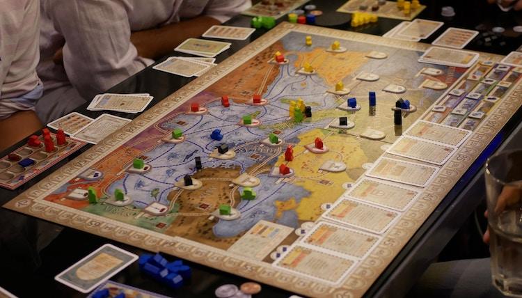 zicht op bordspel met verschillende spelers
