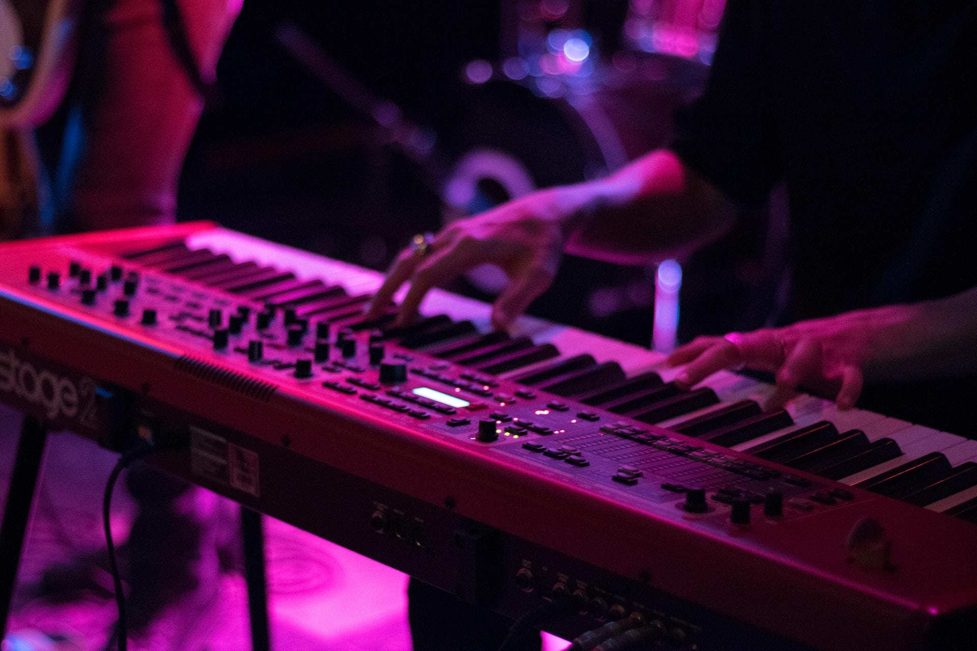 Persoon speelt elektrische piano