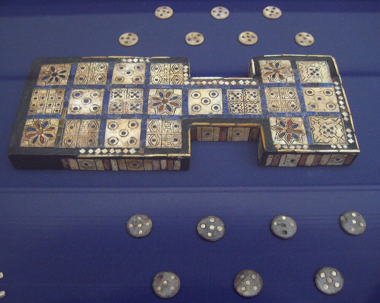 Versierd speelbord van het koninklijke spel van Ur met lichte en donkere speelstenen. | Foto: BabelStone, via Wikimedia Commons