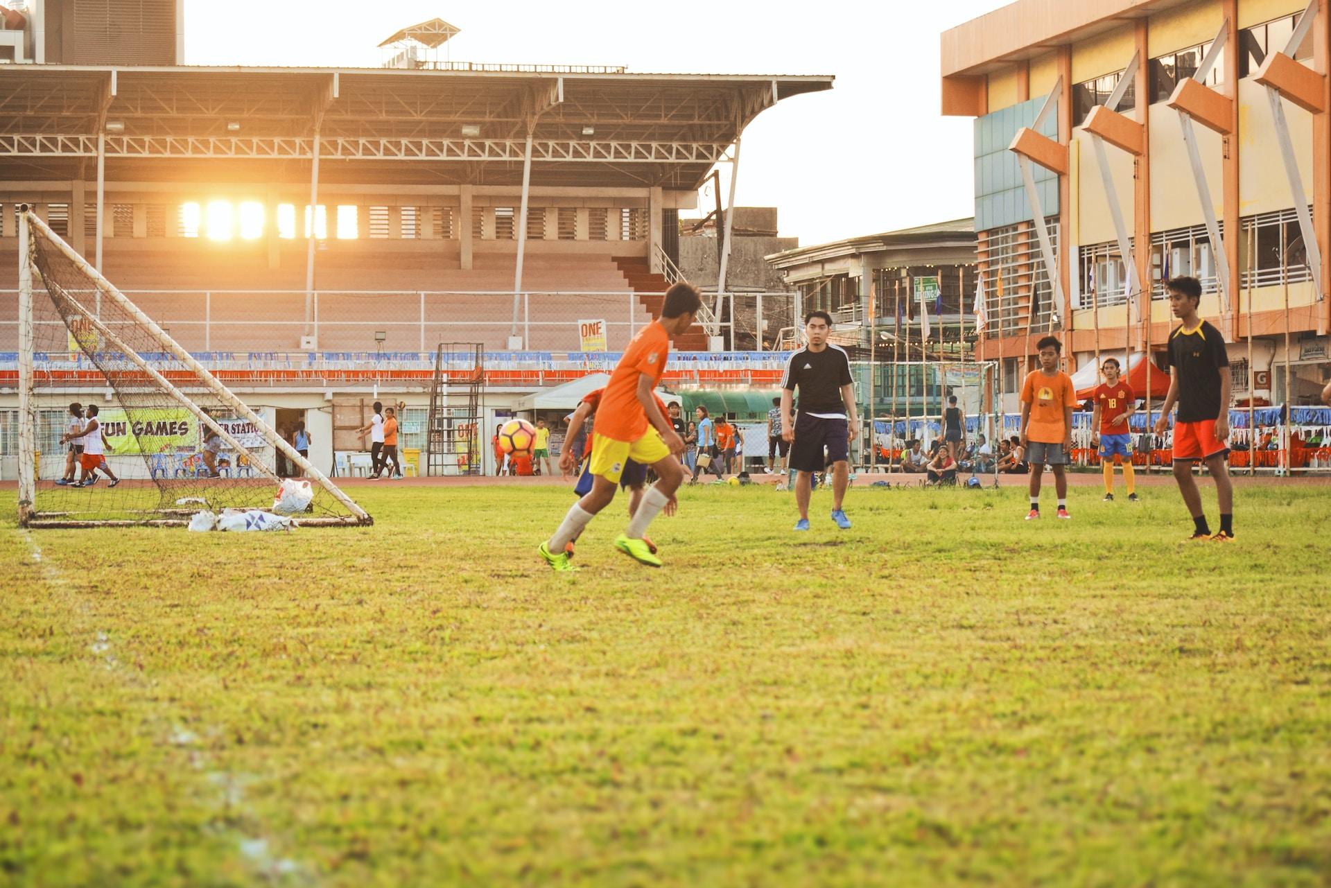 Jongeren nemen deel aan voetbal training