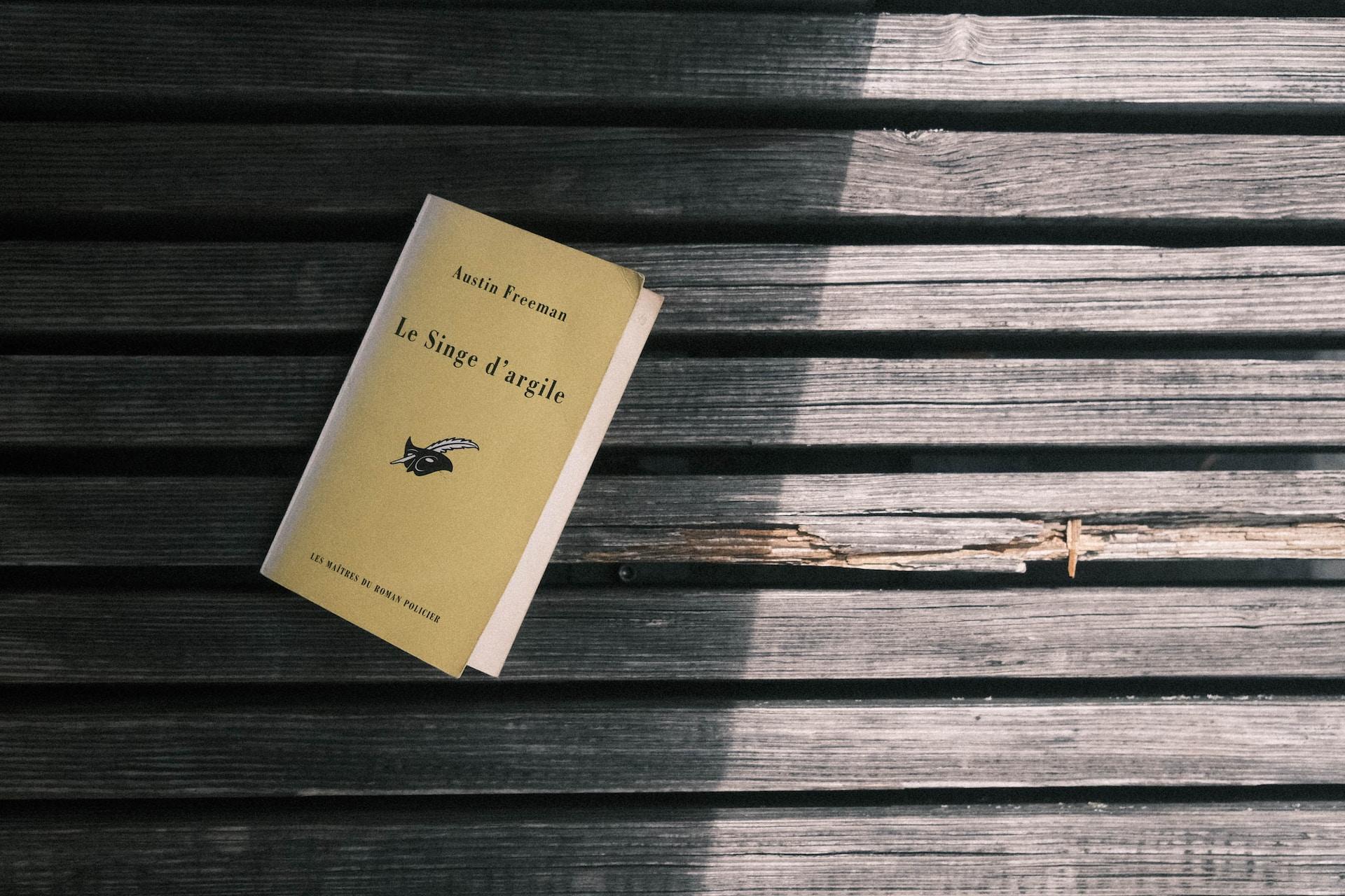 Frans boek op houten tafel