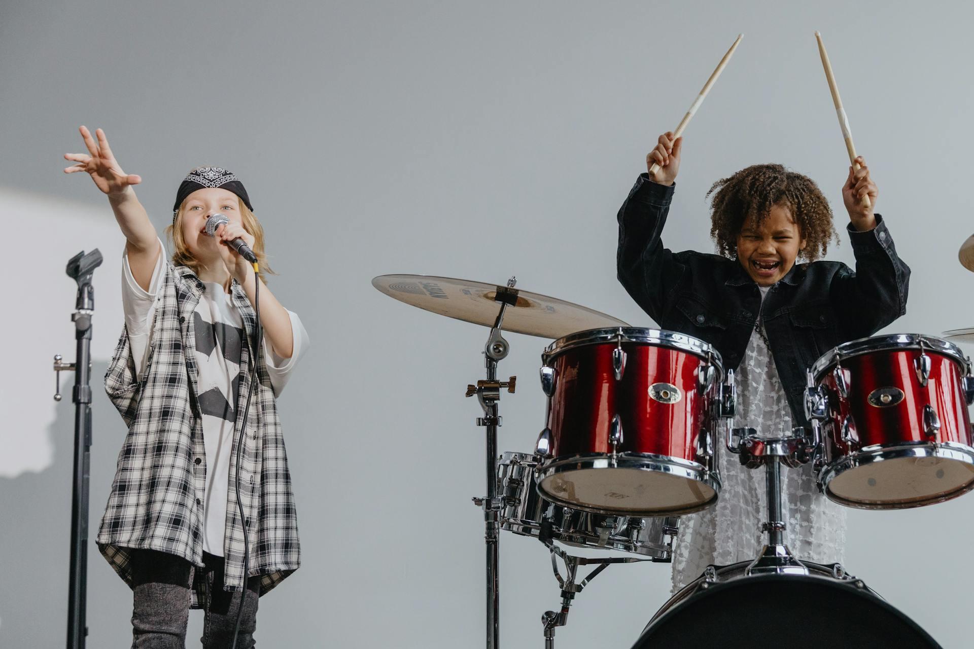 Kinderen zingen en spelen drum