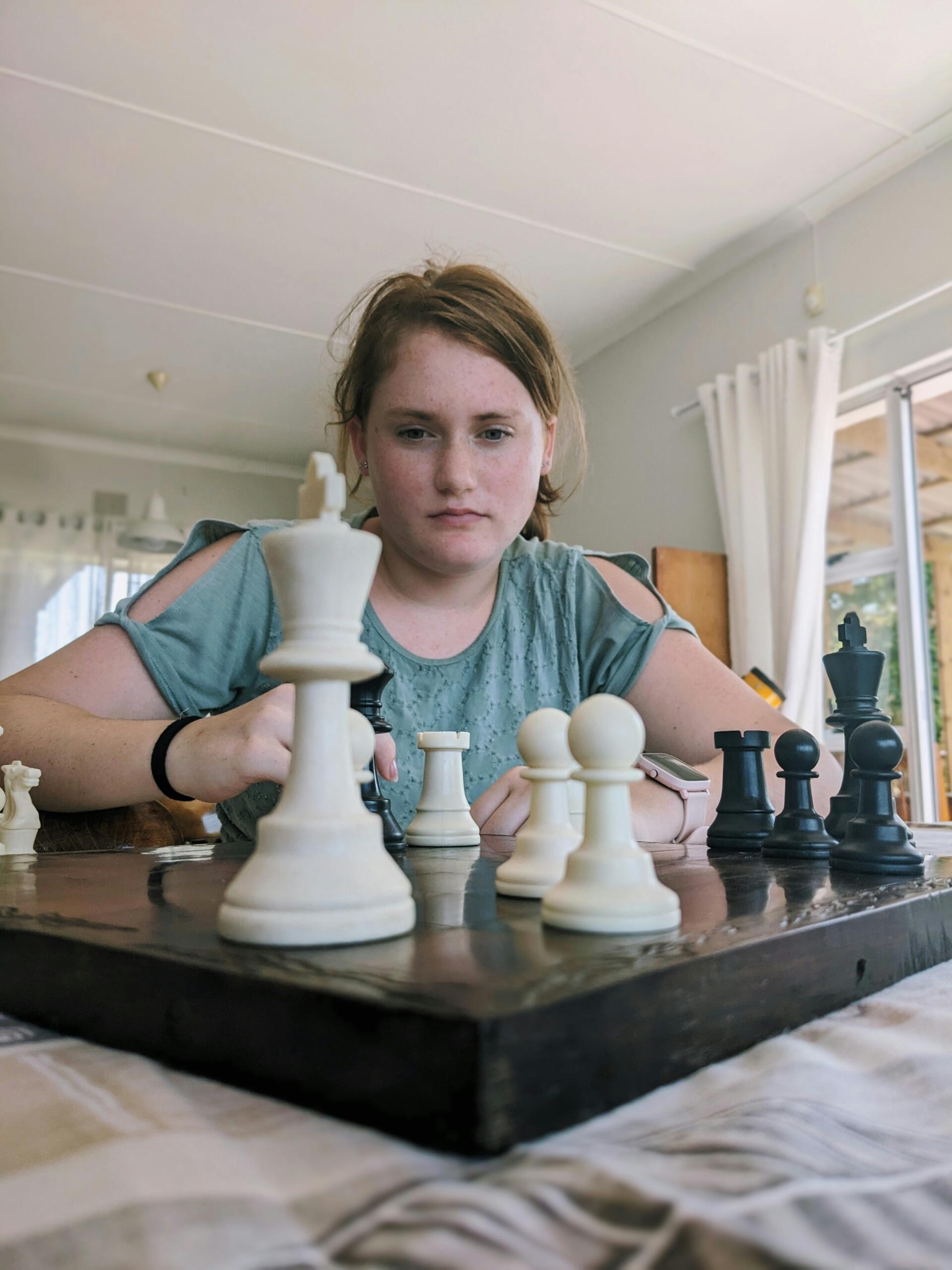Schaakspeler denkt na over een zet tijdens een partij met witte en zwarte schaakstukken | Bron: Joshua Gaunt, via Unsplash