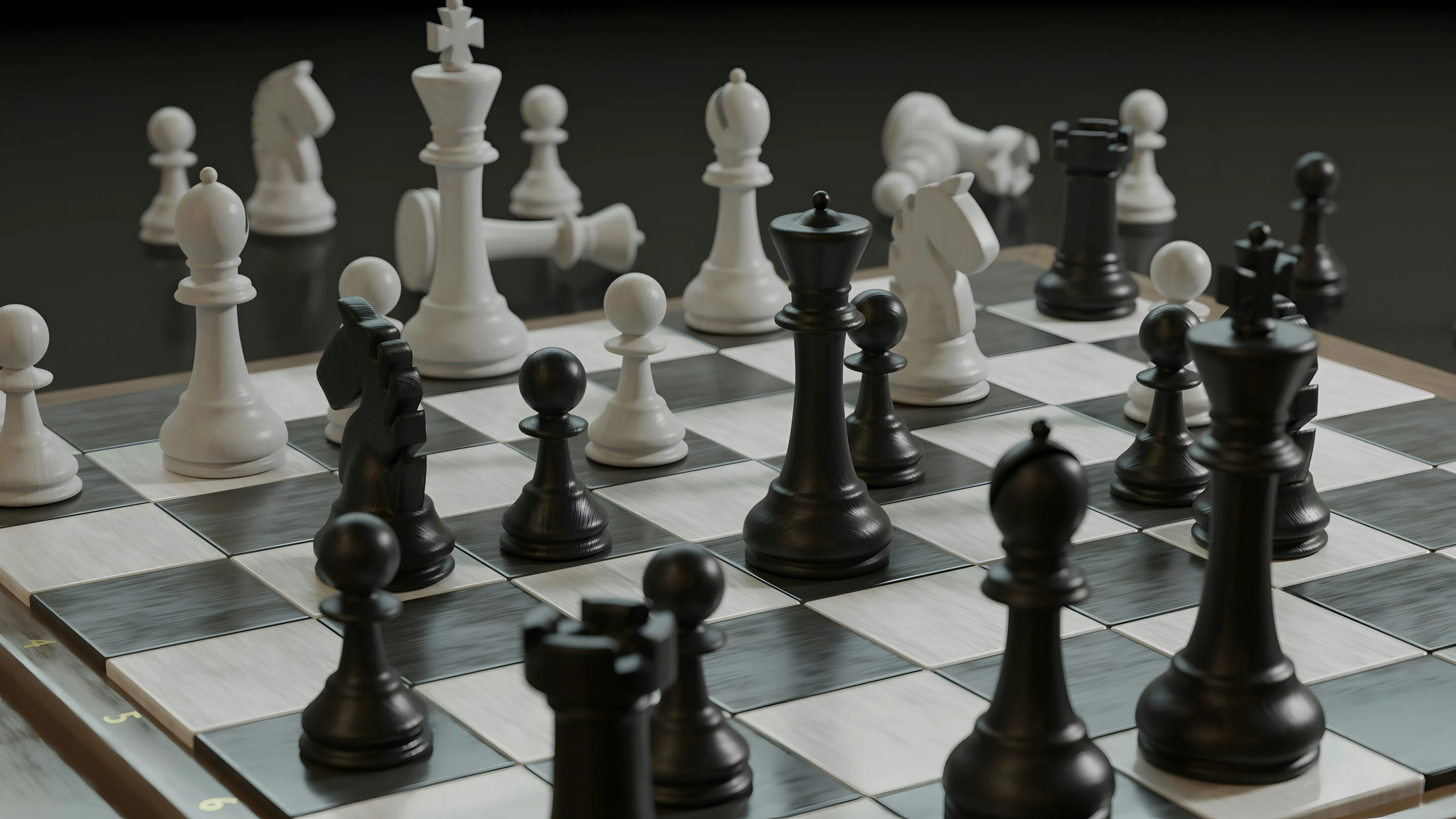 Zwarte en witte schaakstukken op een bord tijdens een strategische schaakpartij | Bron: Osarugue Igbinoba, via Unsplash